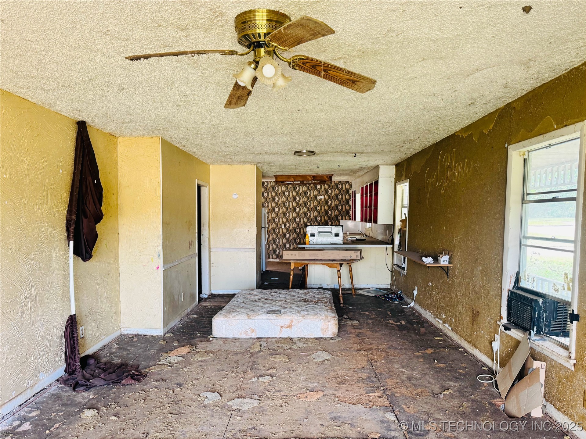 104 W 7th Street Property Photo 13