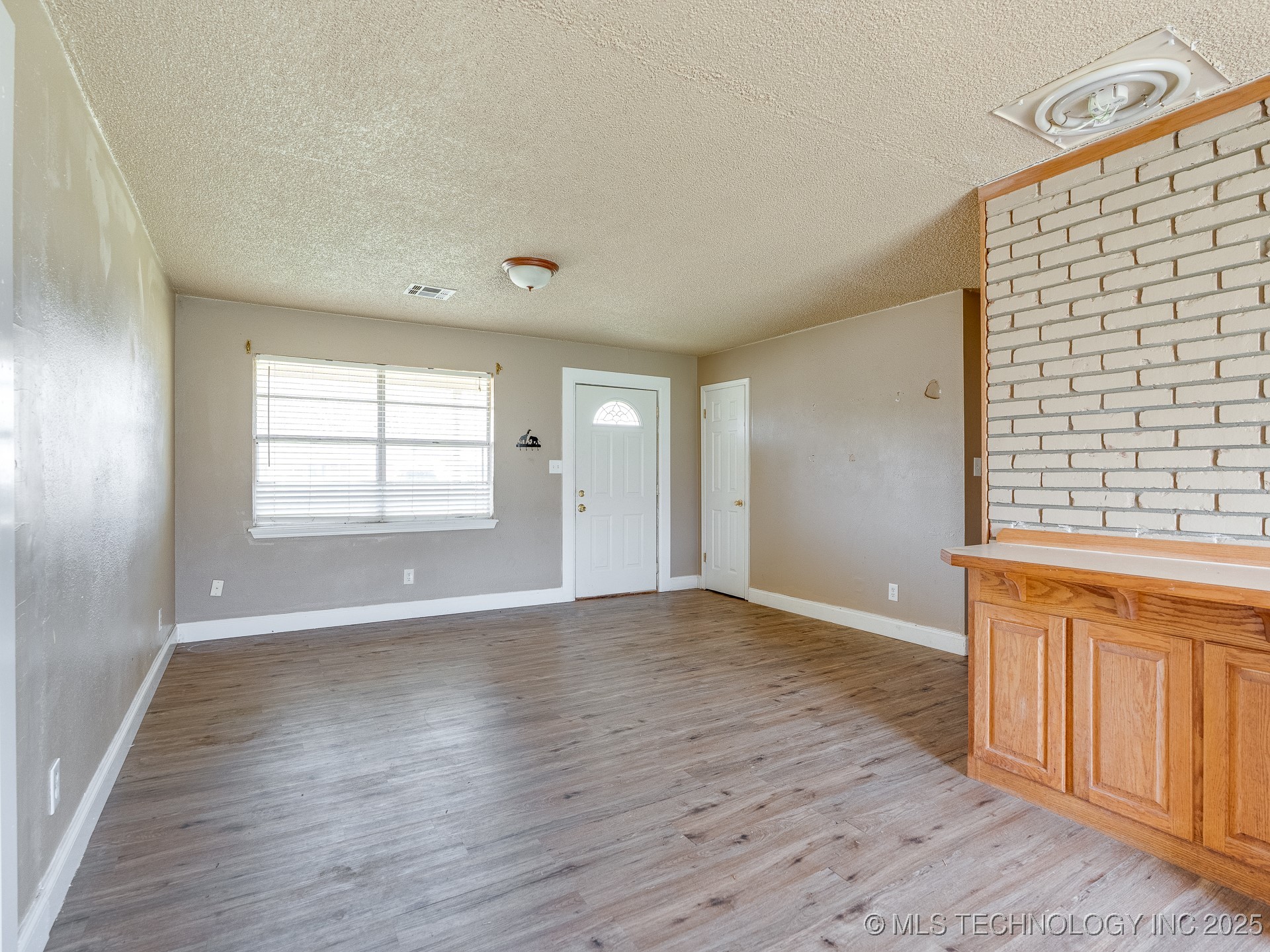 306 E Colonial Property Photo 3