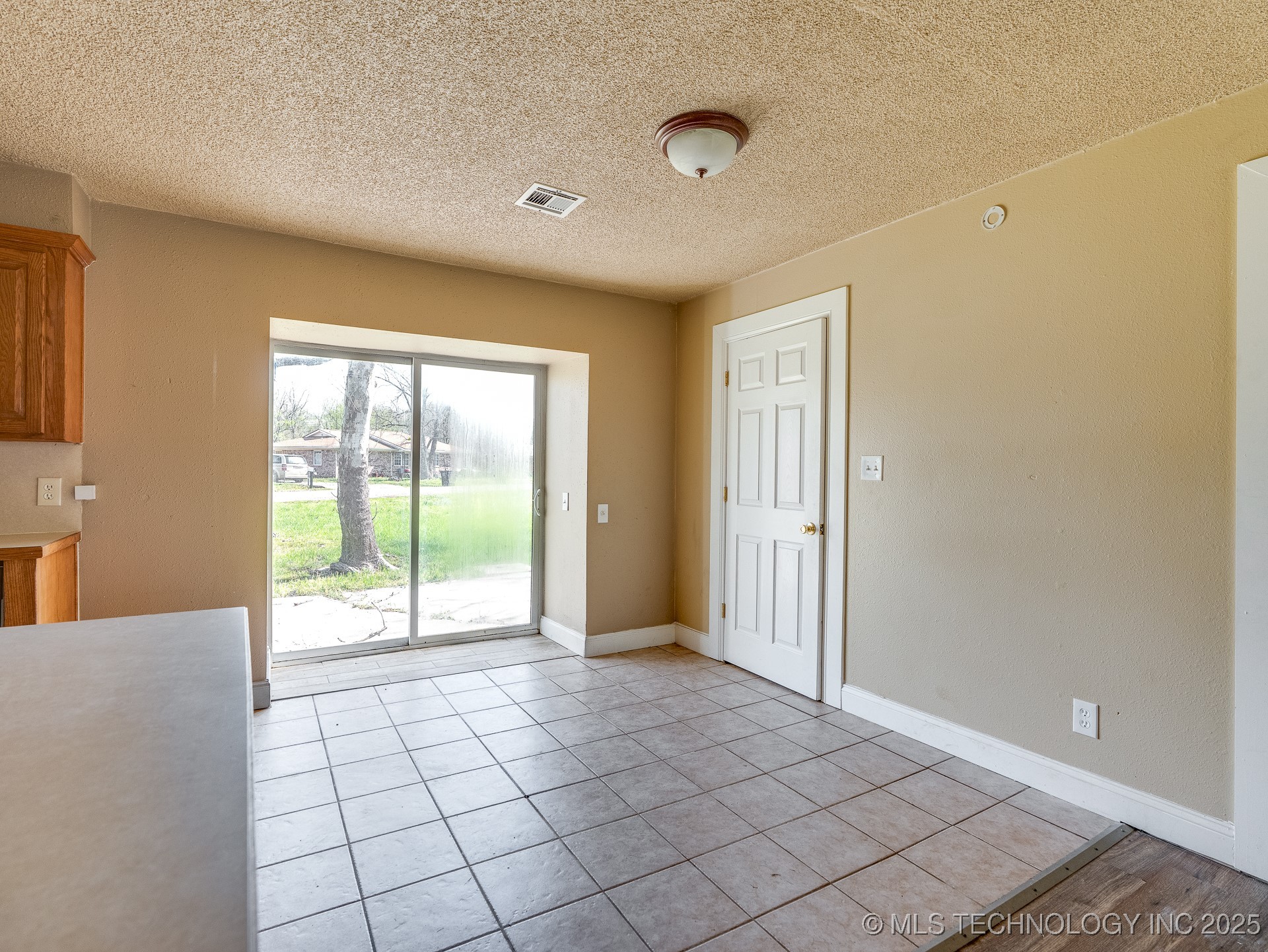 306 E Colonial Property Photo 6