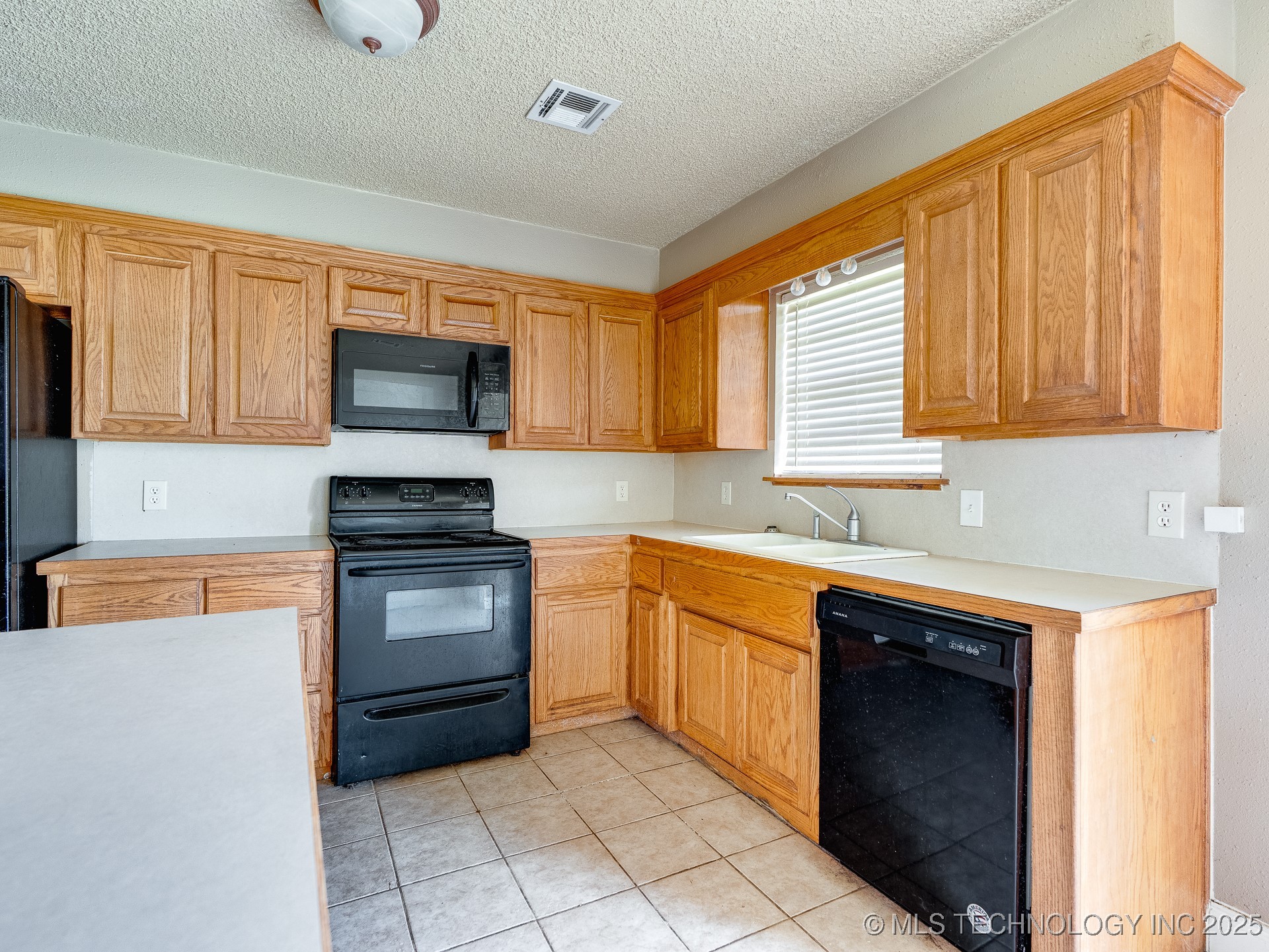 306 E Colonial Property Photo 9