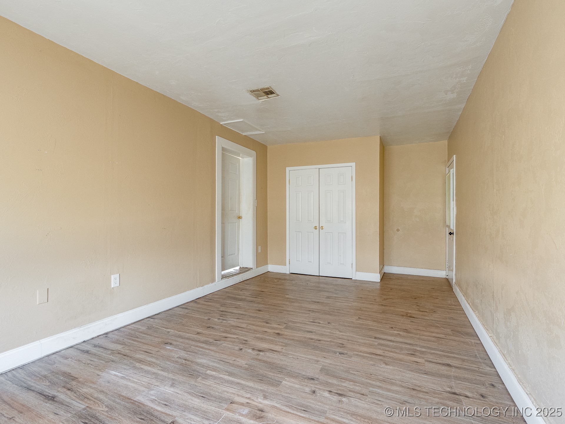 306 E Colonial Property Photo 12