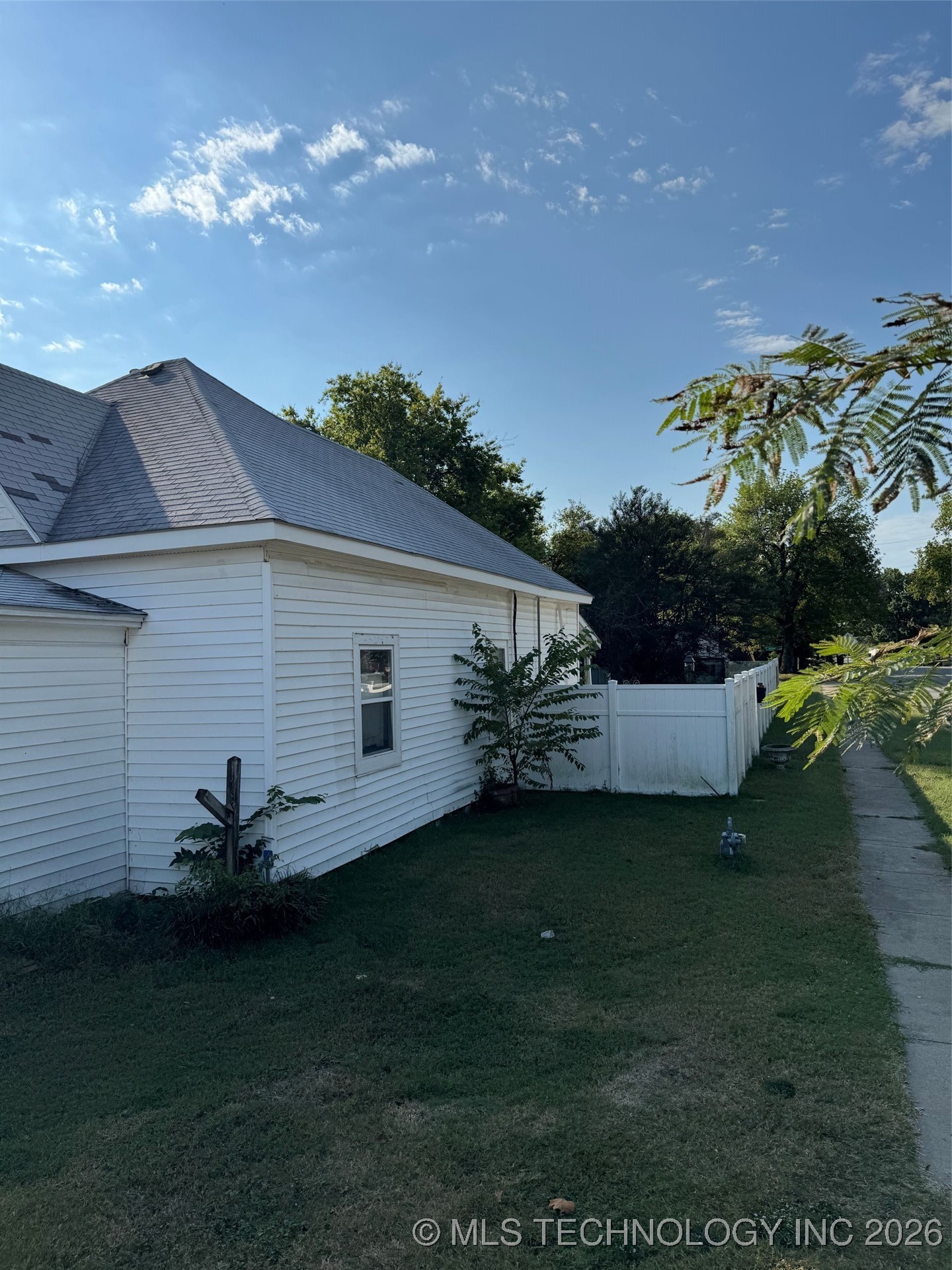 1002 E Line Avenue Property Photo 3