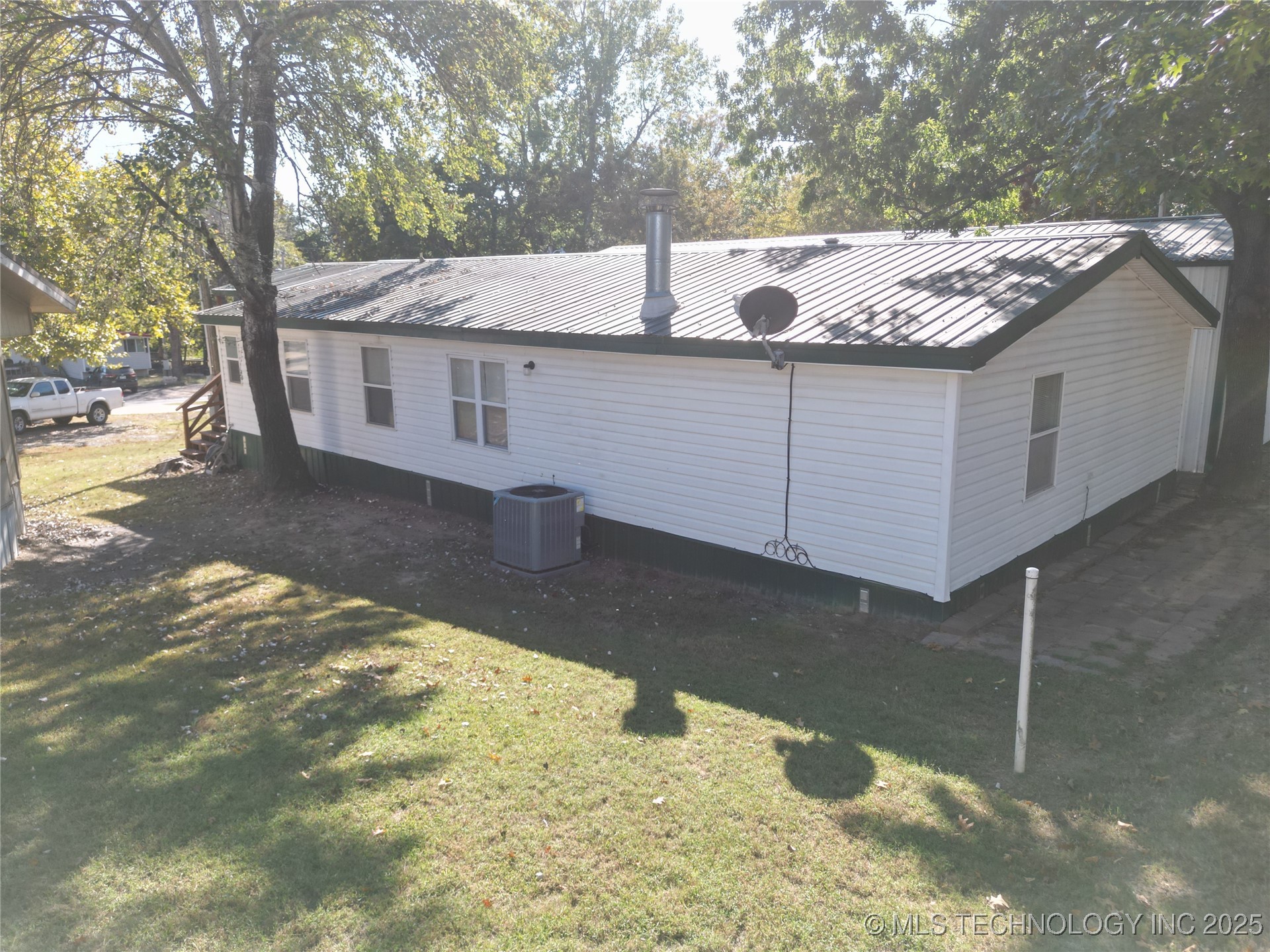 429555 E 1139 Road Property Photo 3