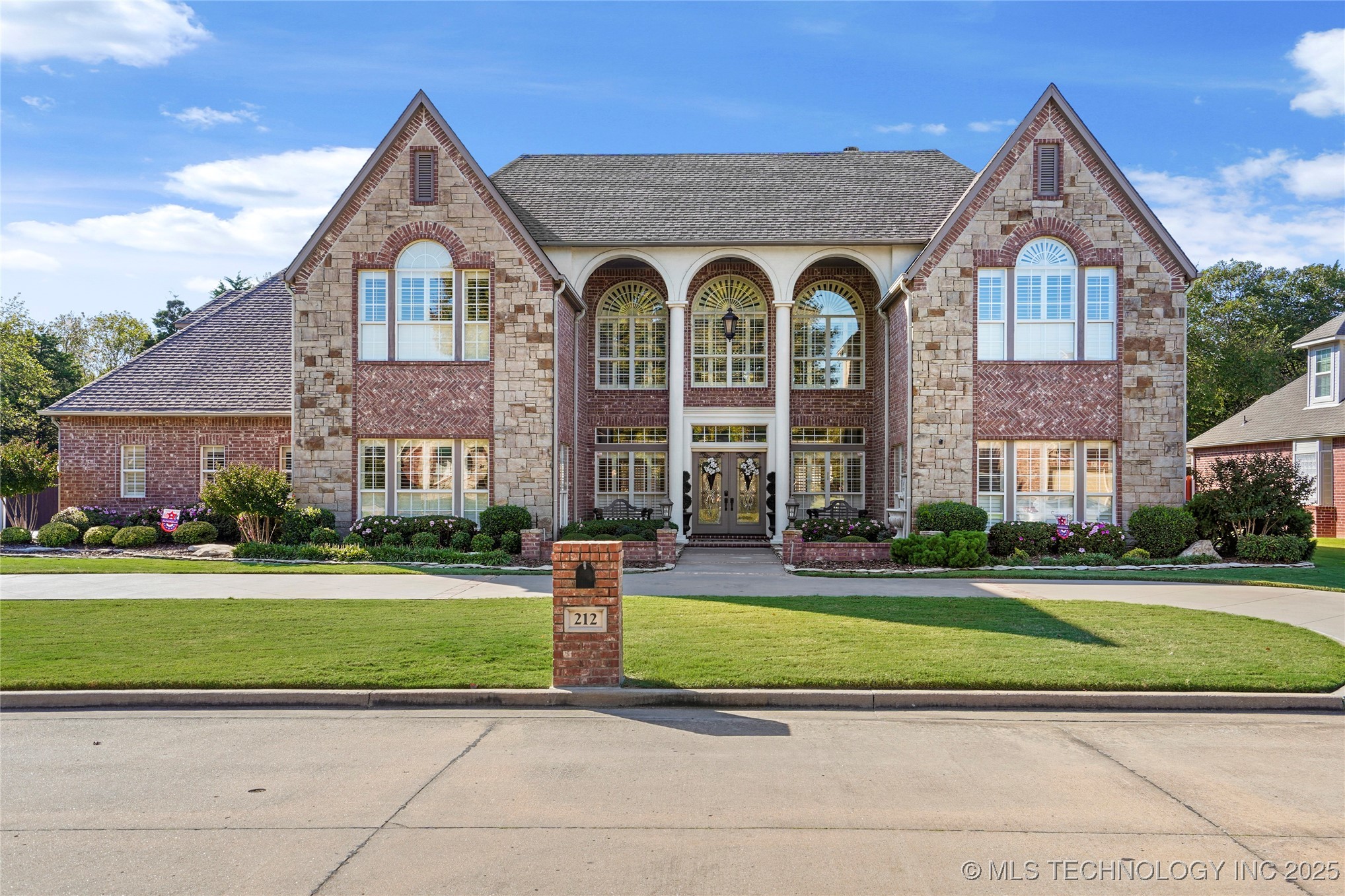 212 Ashton Drive Property Photo 3