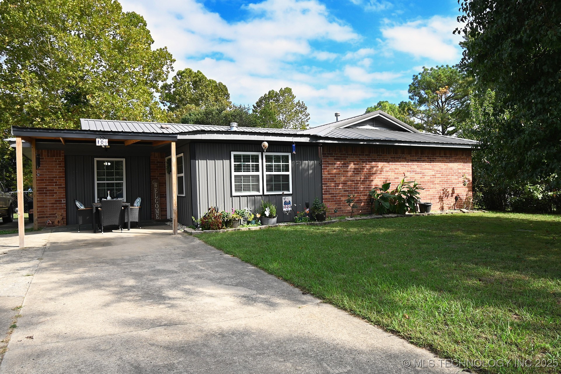 104 Geneva Circle Property Photo 1