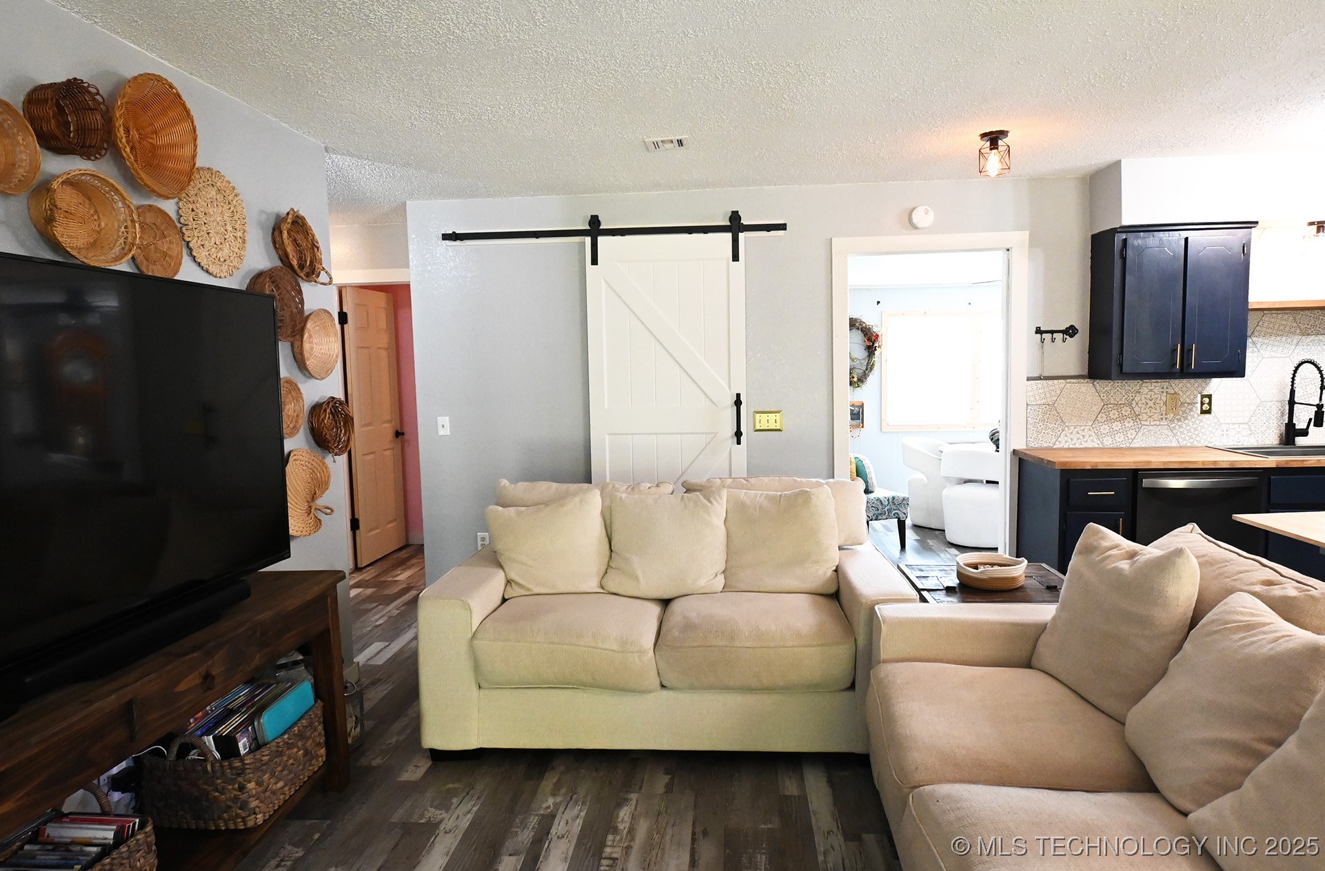 104 Geneva Circle Property Photo 4