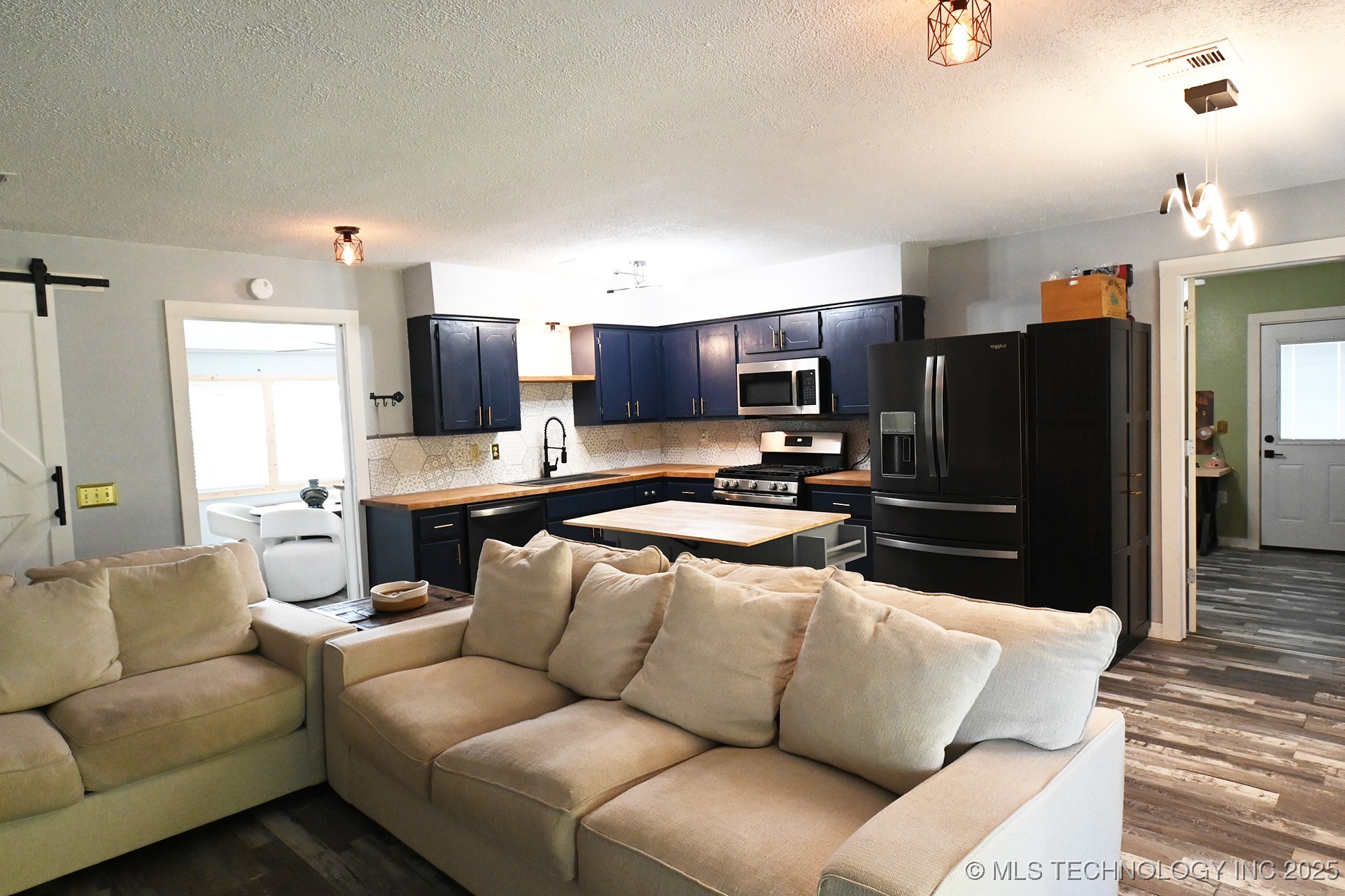 104 Geneva Circle Property Photo 5