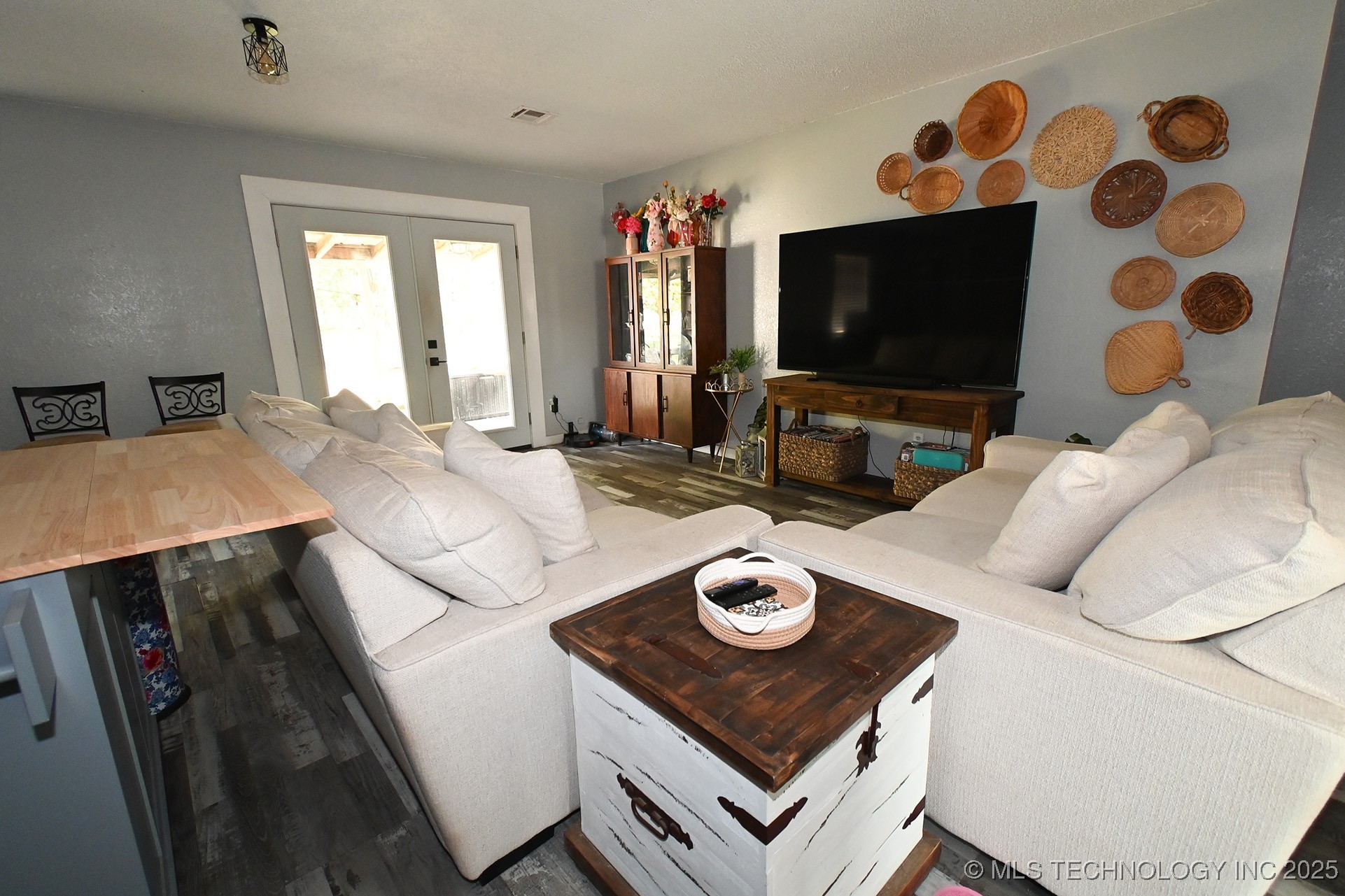 104 Geneva Circle Property Photo 6