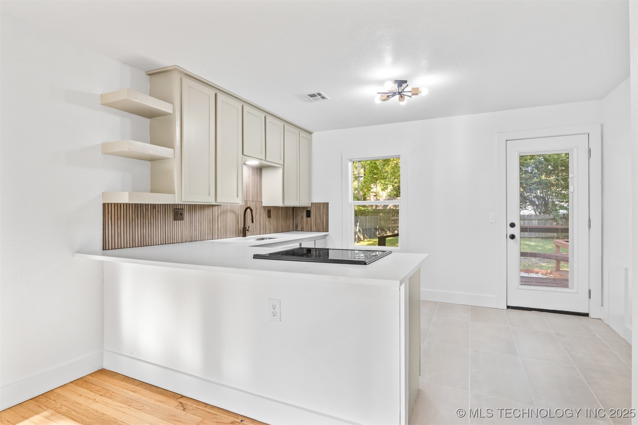 4361 S St Louis Avenue Property Photo 4