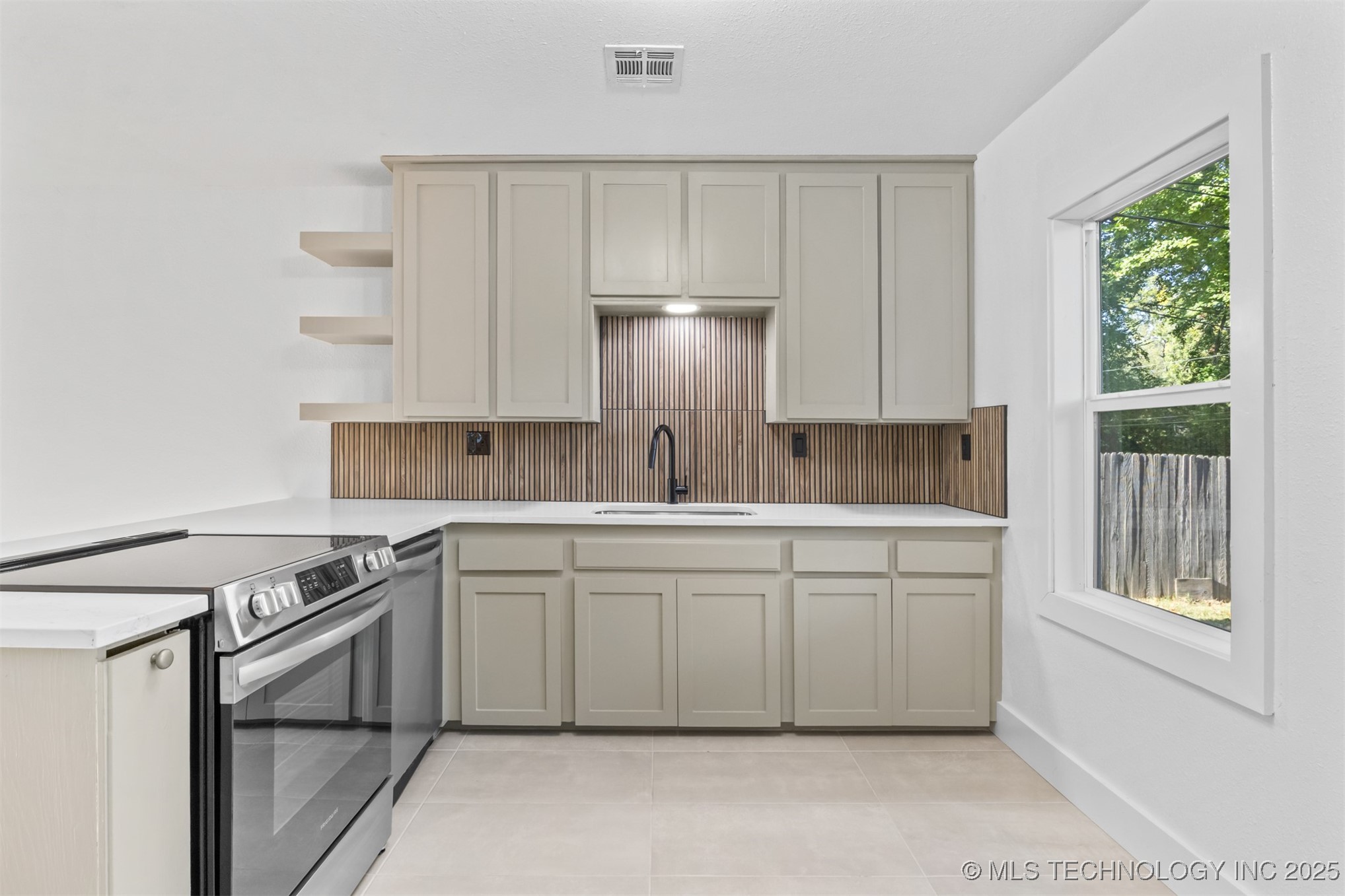 4361 S St Louis Avenue Property Photo 6