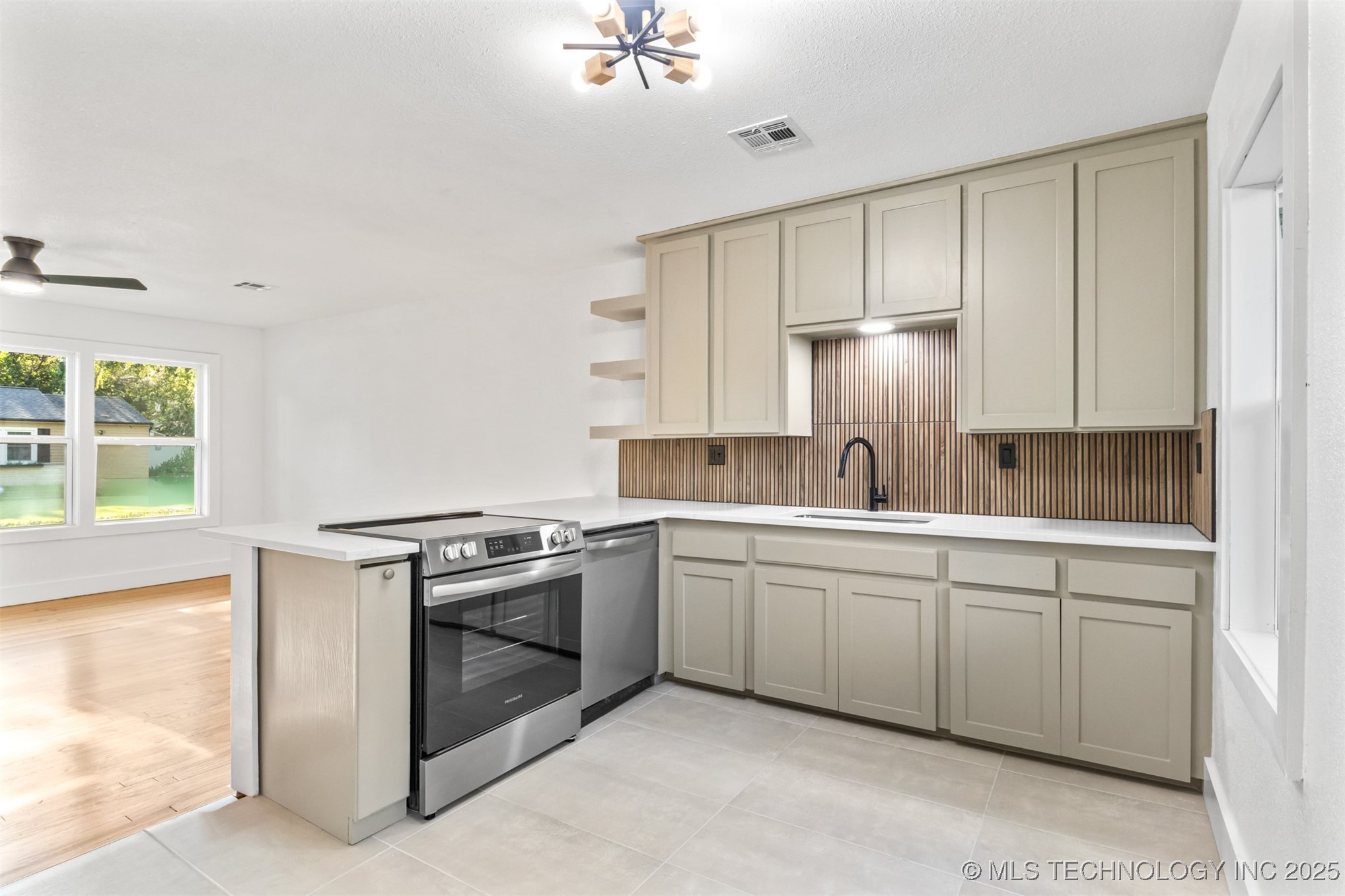 4361 S St Louis Avenue Property Photo 9