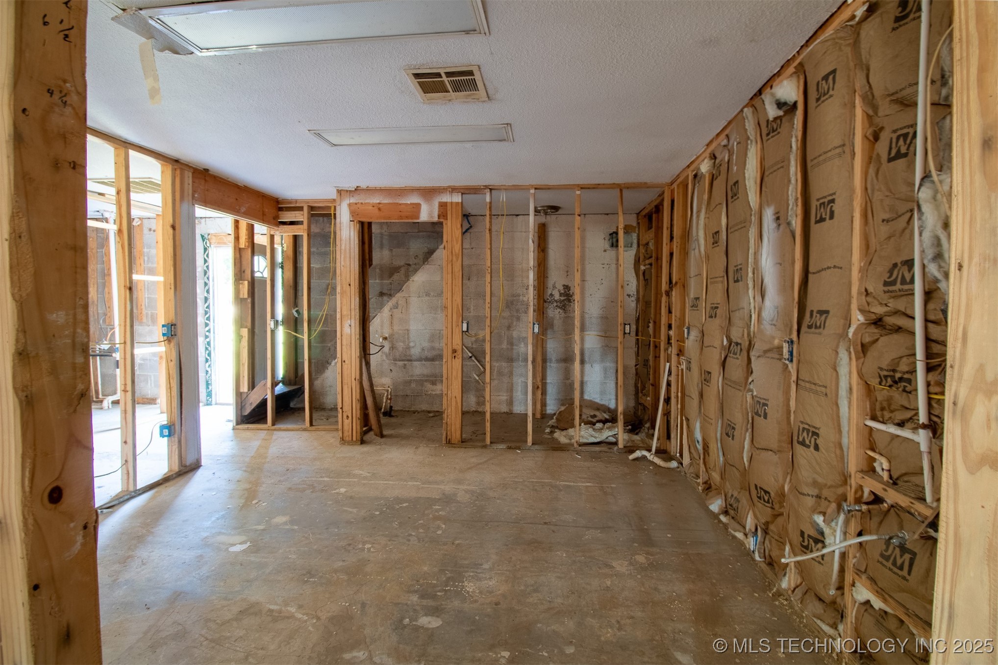 1004 W Poplar Street Property Photo 11