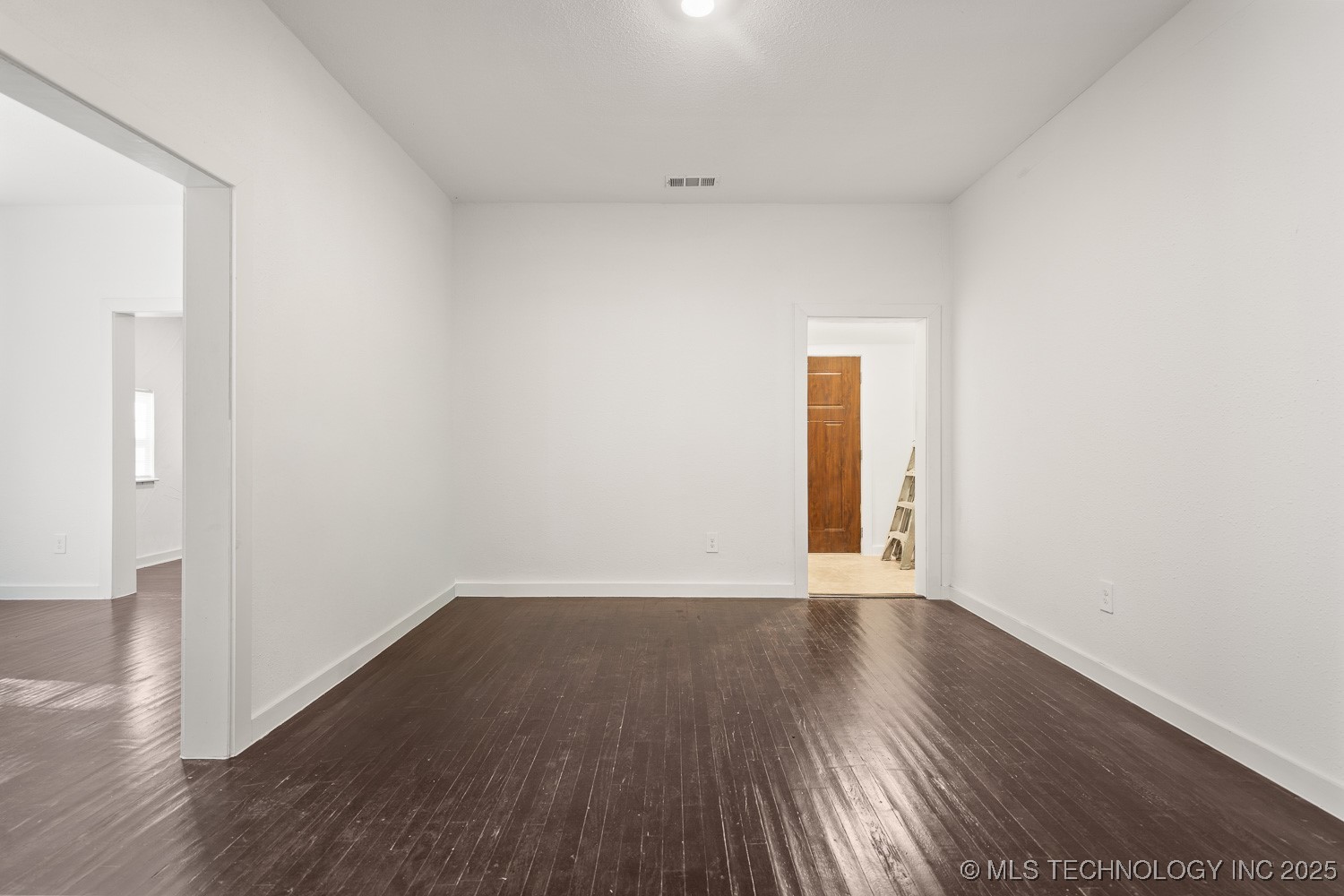 301 Carter Street Property Photo 4