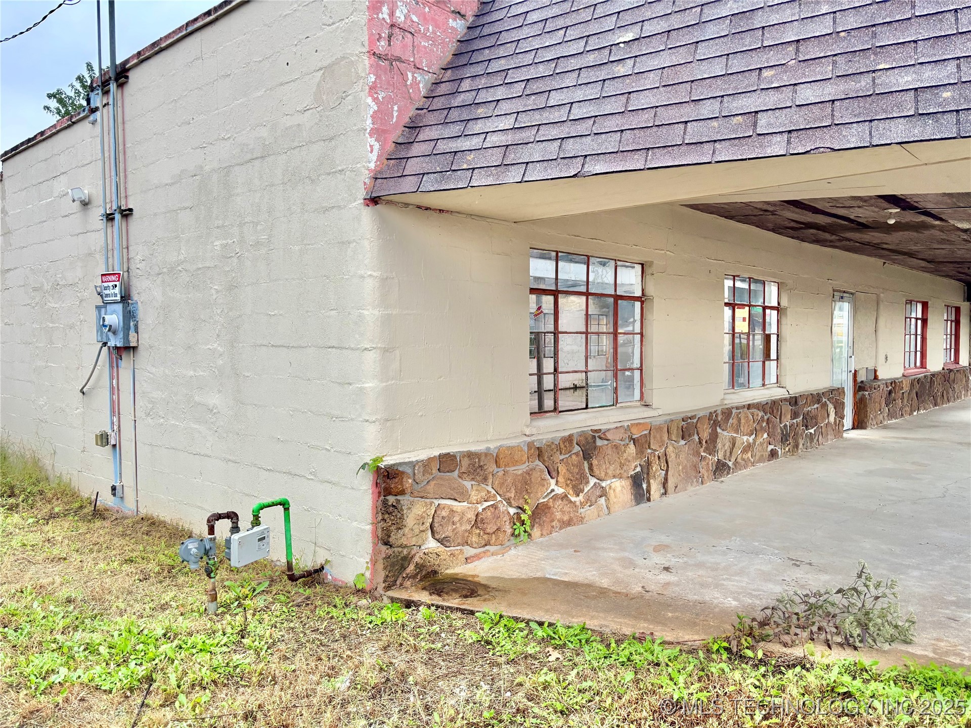 2222 S Main Property Photo 2