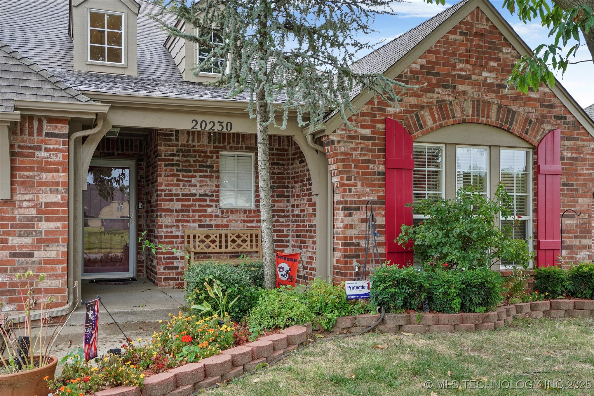 20230 E 50th Place Property Photo 2