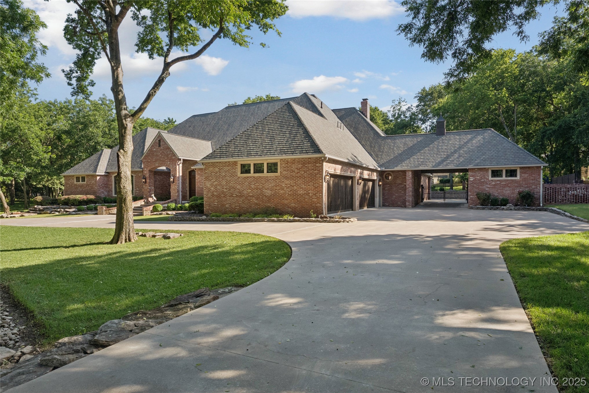 19837 E Woodhaven Road Property Photo 4