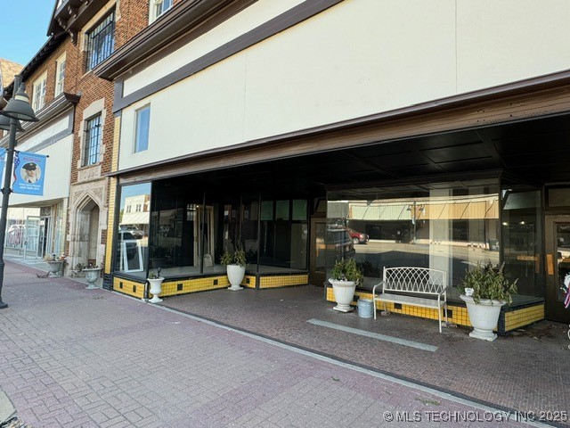 305 N Main Street Property Photo 1