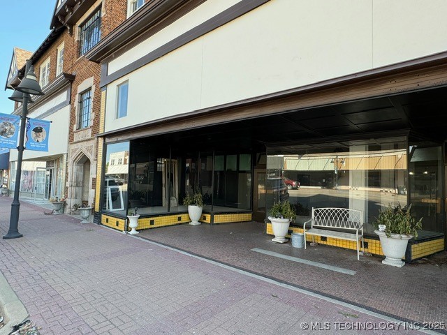 305 N Main Street Property Photo 3