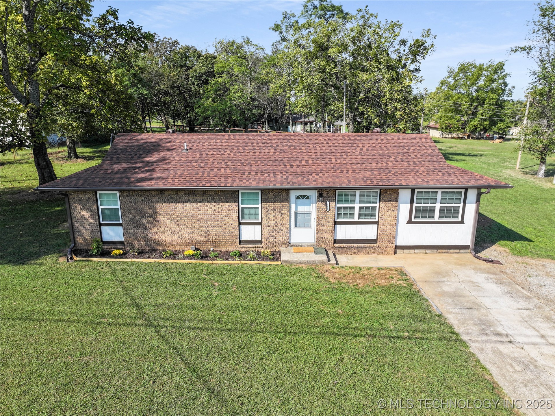 1911 N Maple Street Property Photo 1