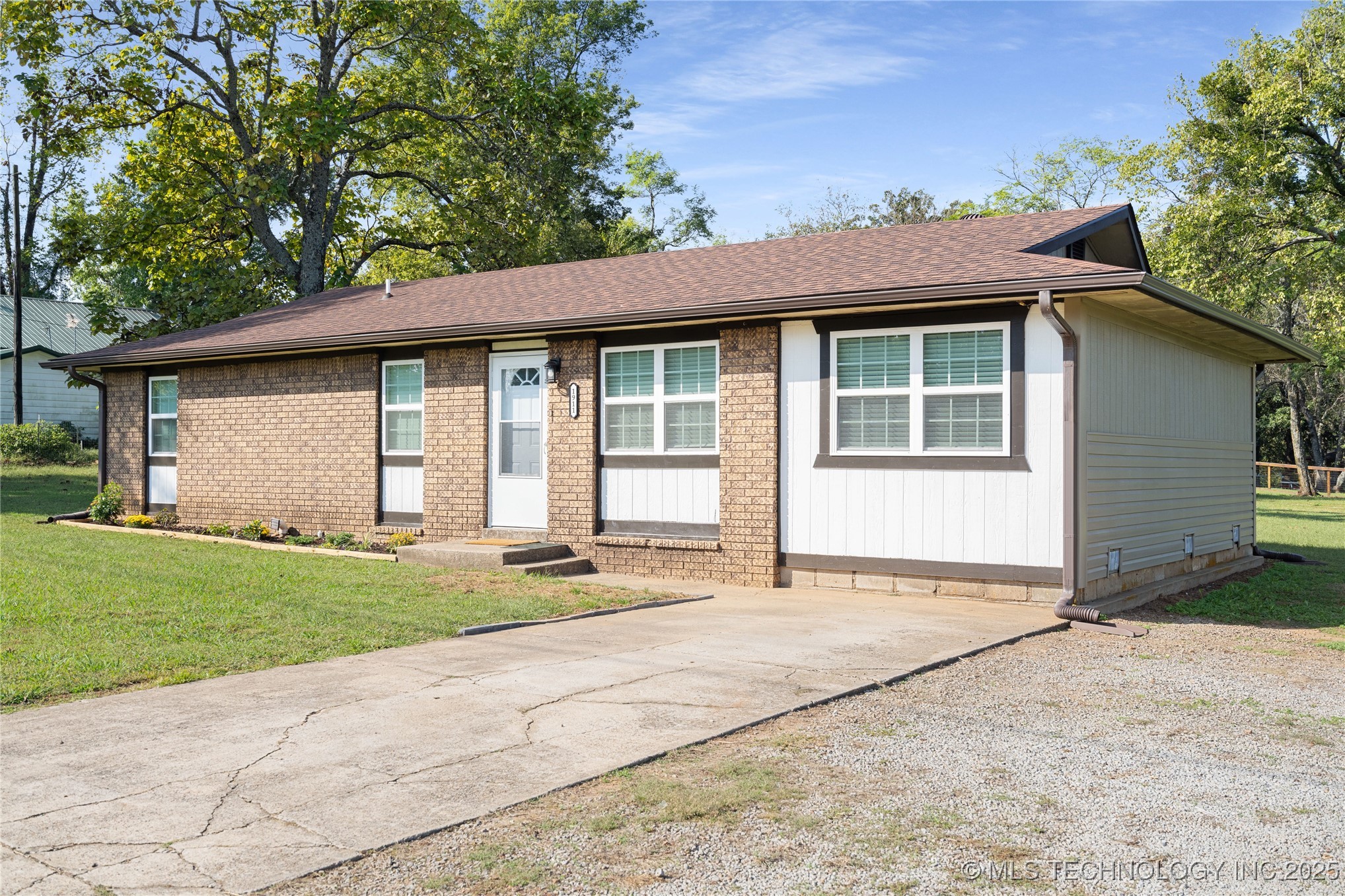 1911 N Maple Street Property Photo 2