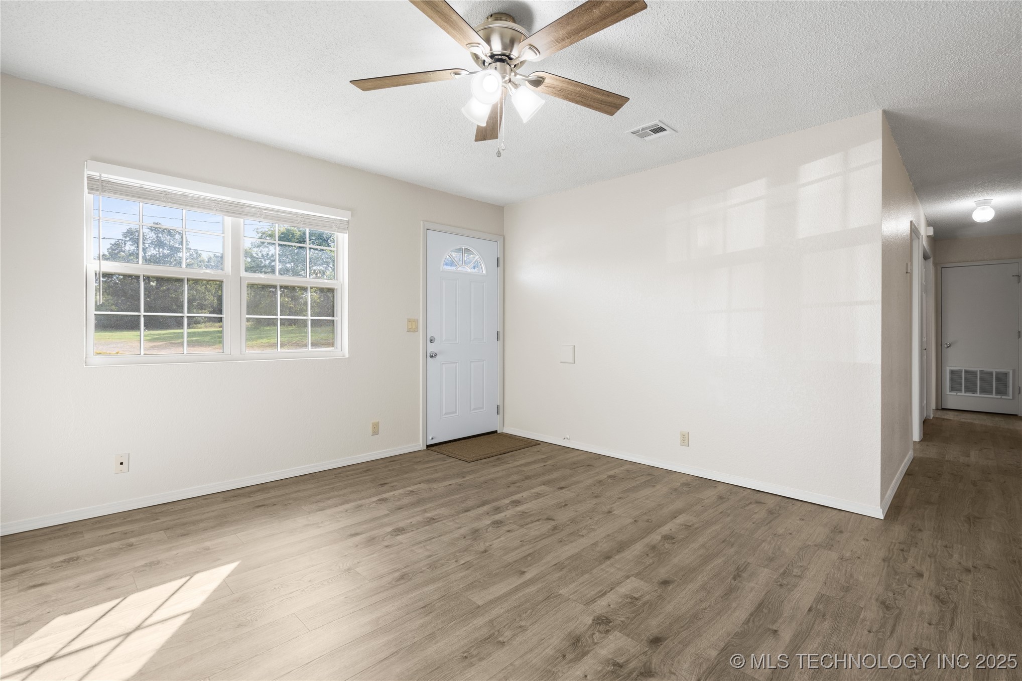 1911 N Maple Street Property Photo 3