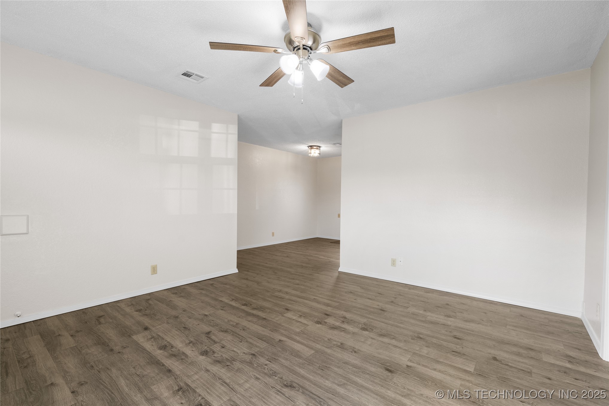 1911 N Maple Street Property Photo 5