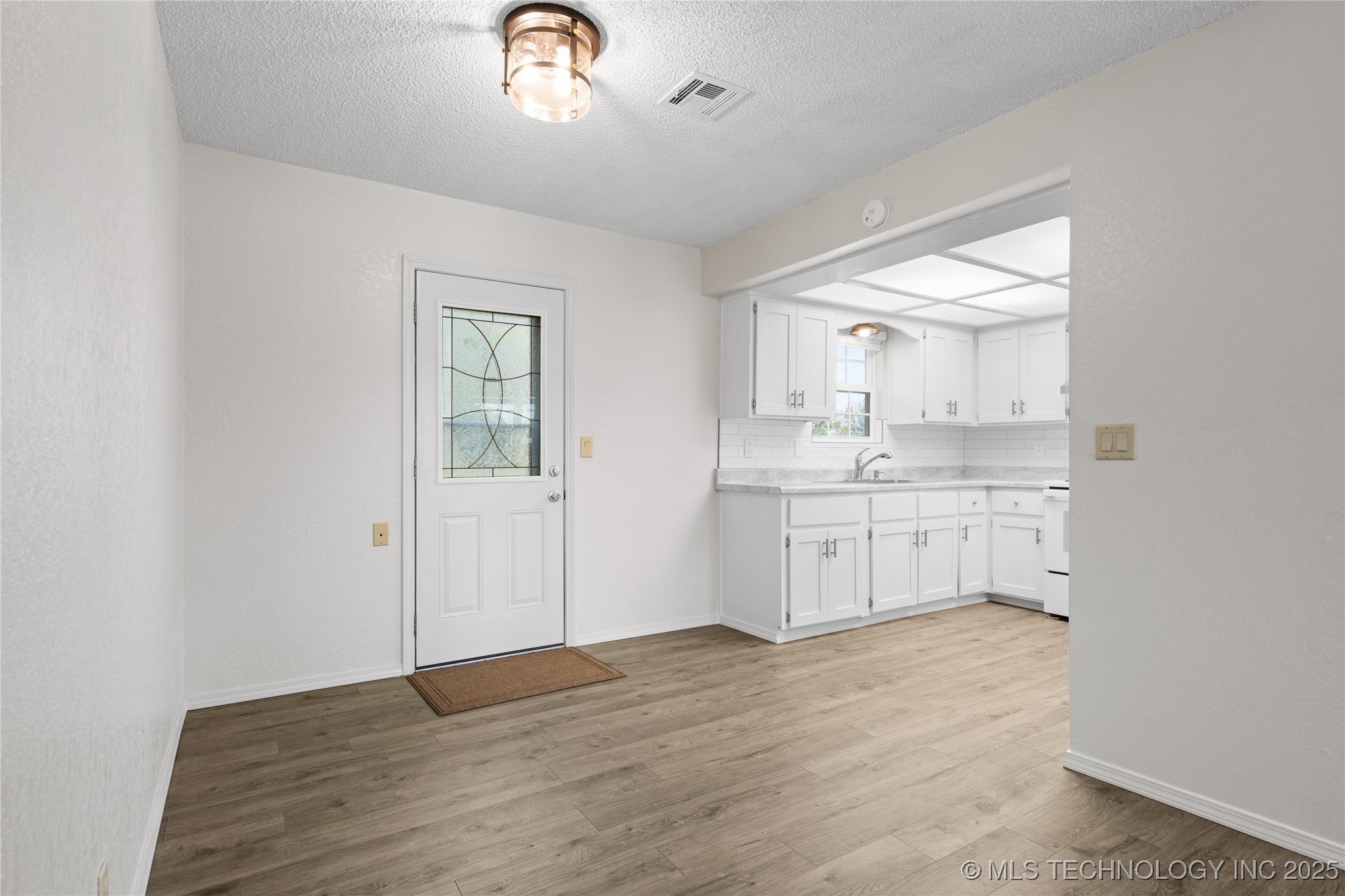 1911 N Maple Street Property Photo 6