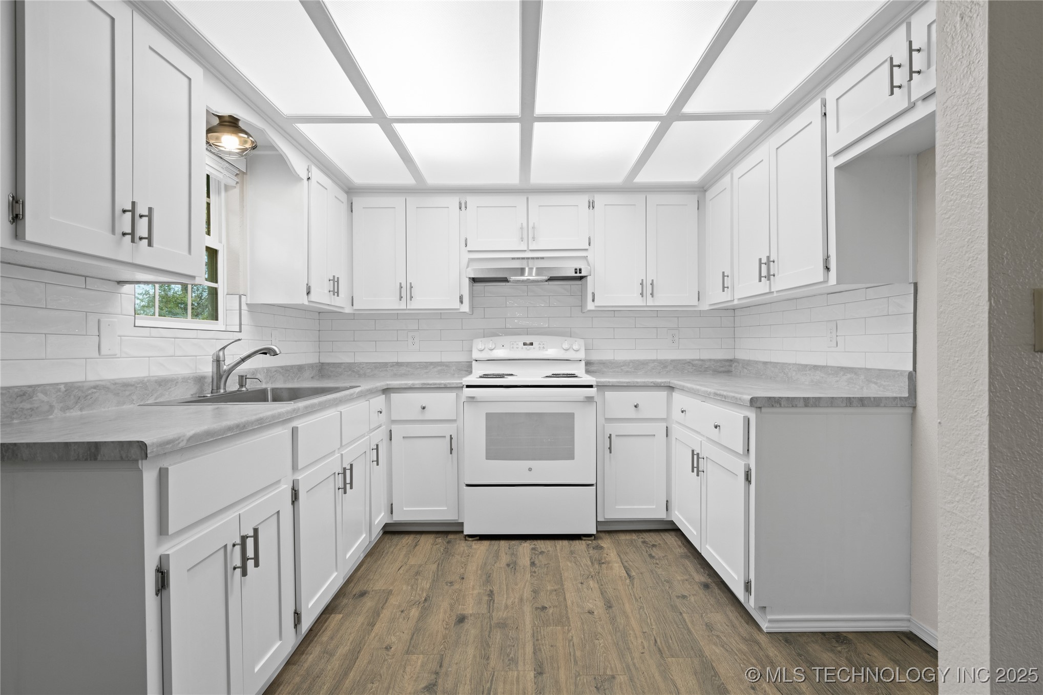 1911 N Maple Street Property Photo 8