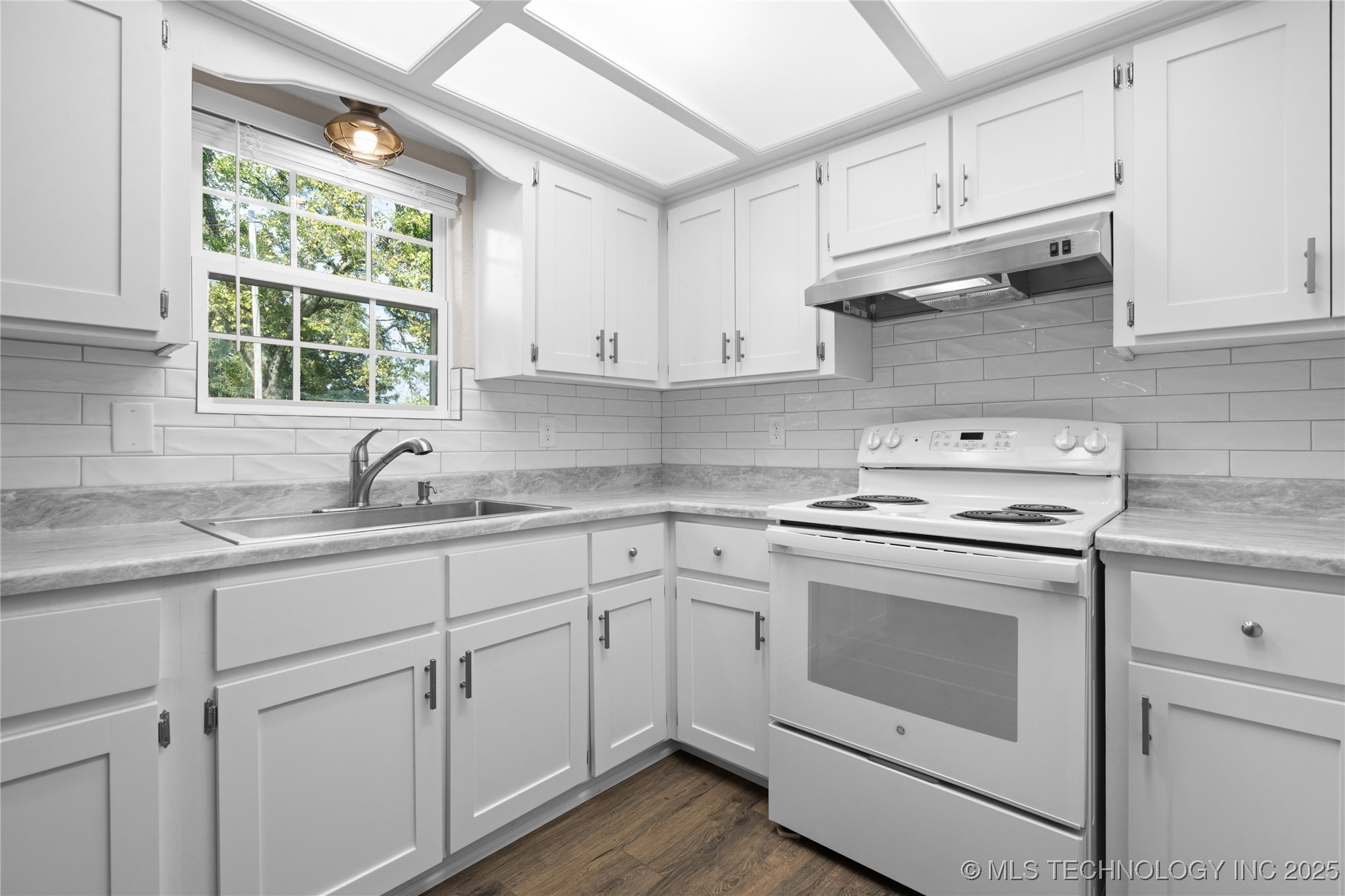 1911 N Maple Street Property Photo 9