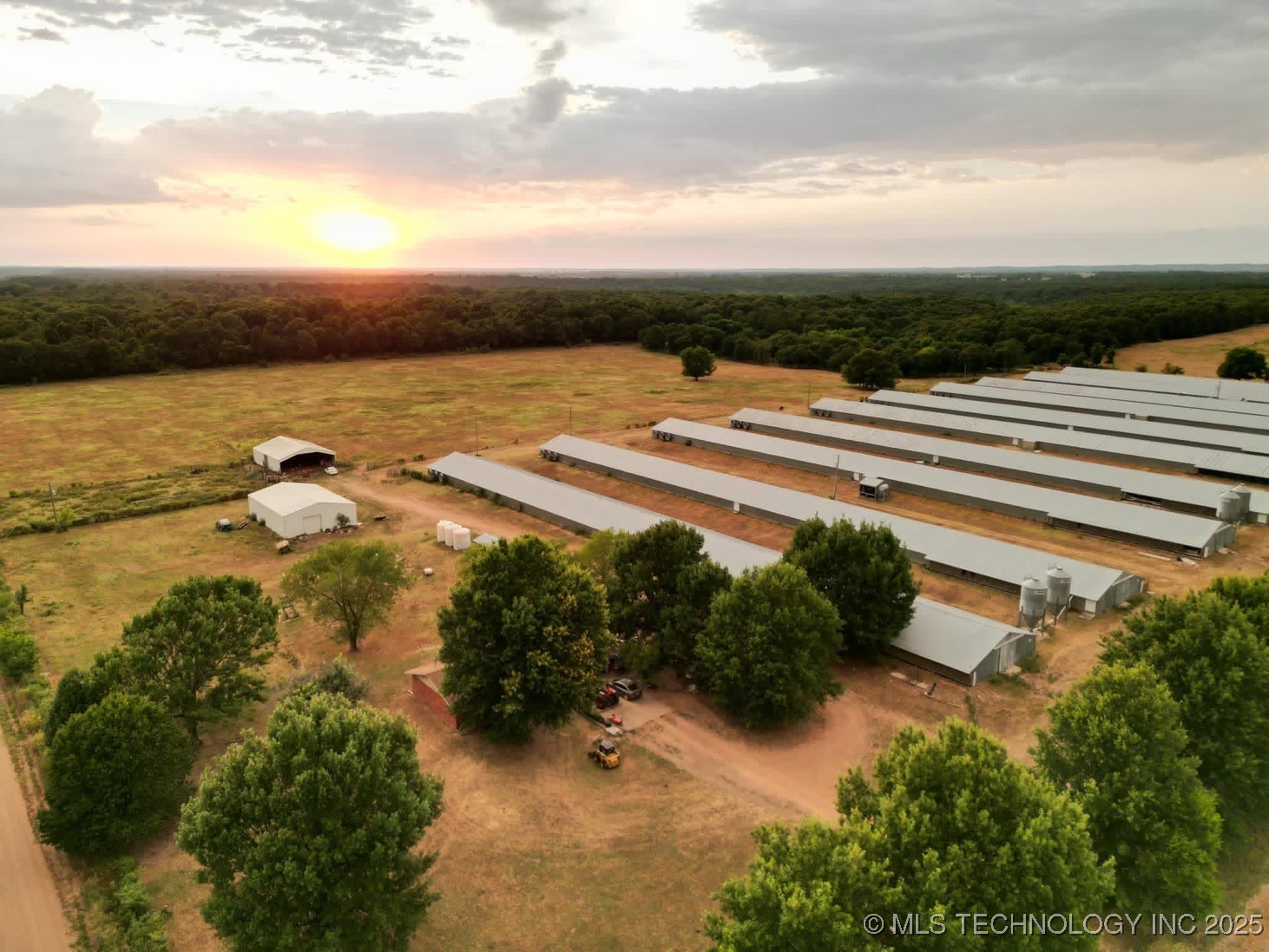 68400 E 330th Road Property Photo 1