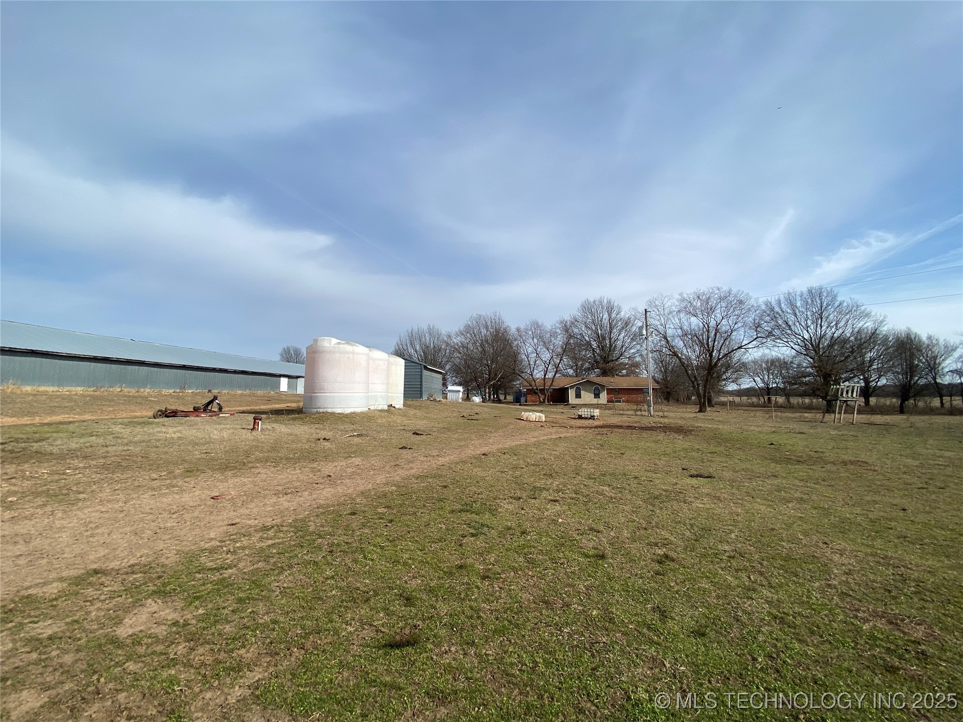 68400 E 330th Road Property Photo 8