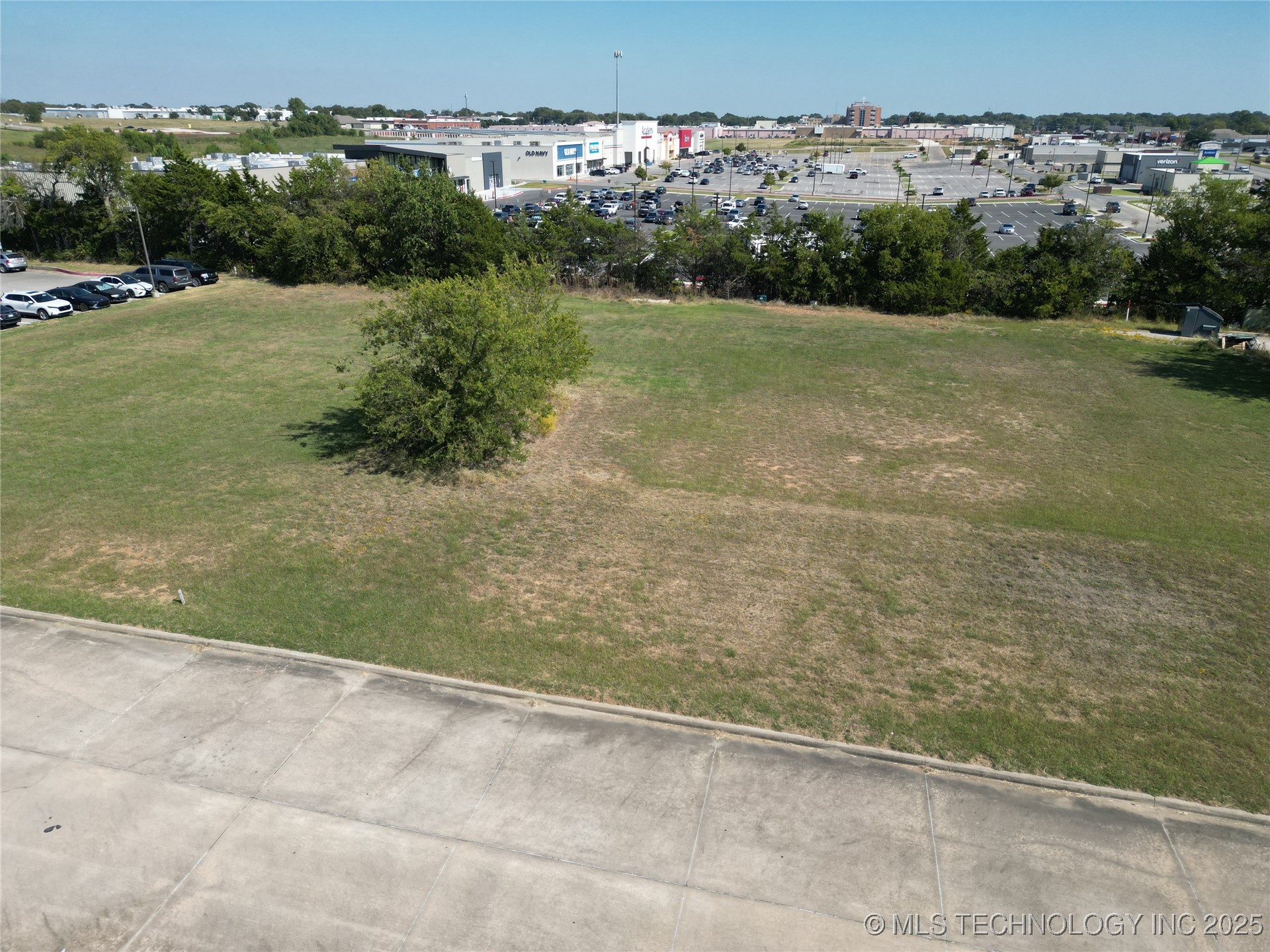 1302 Brookview Drive Property Photo 1