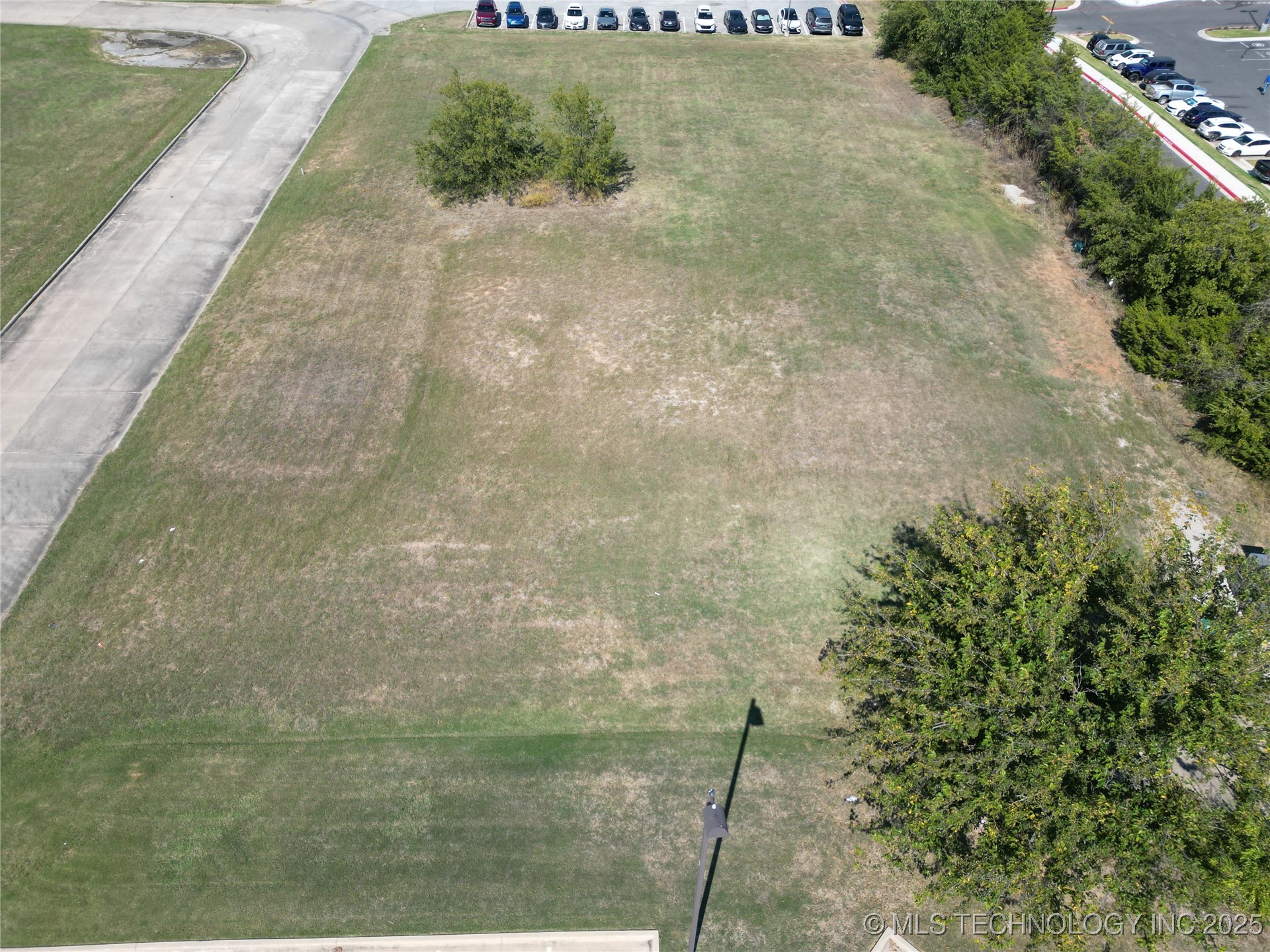 1302 Brookview Drive Property Photo 2