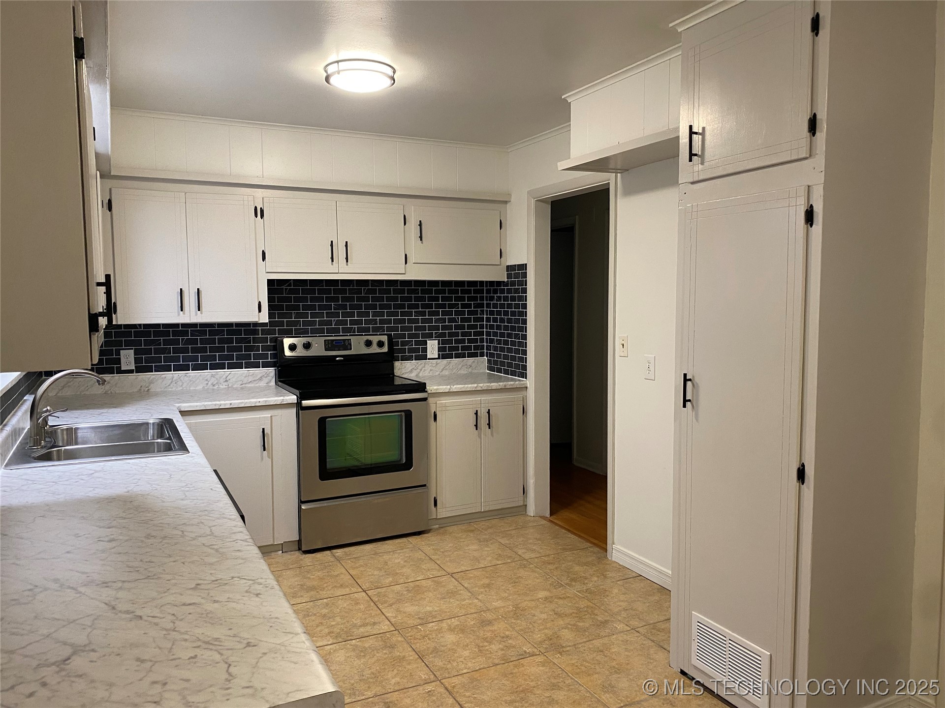 2843 S 66th East Avenue Property Photo 8