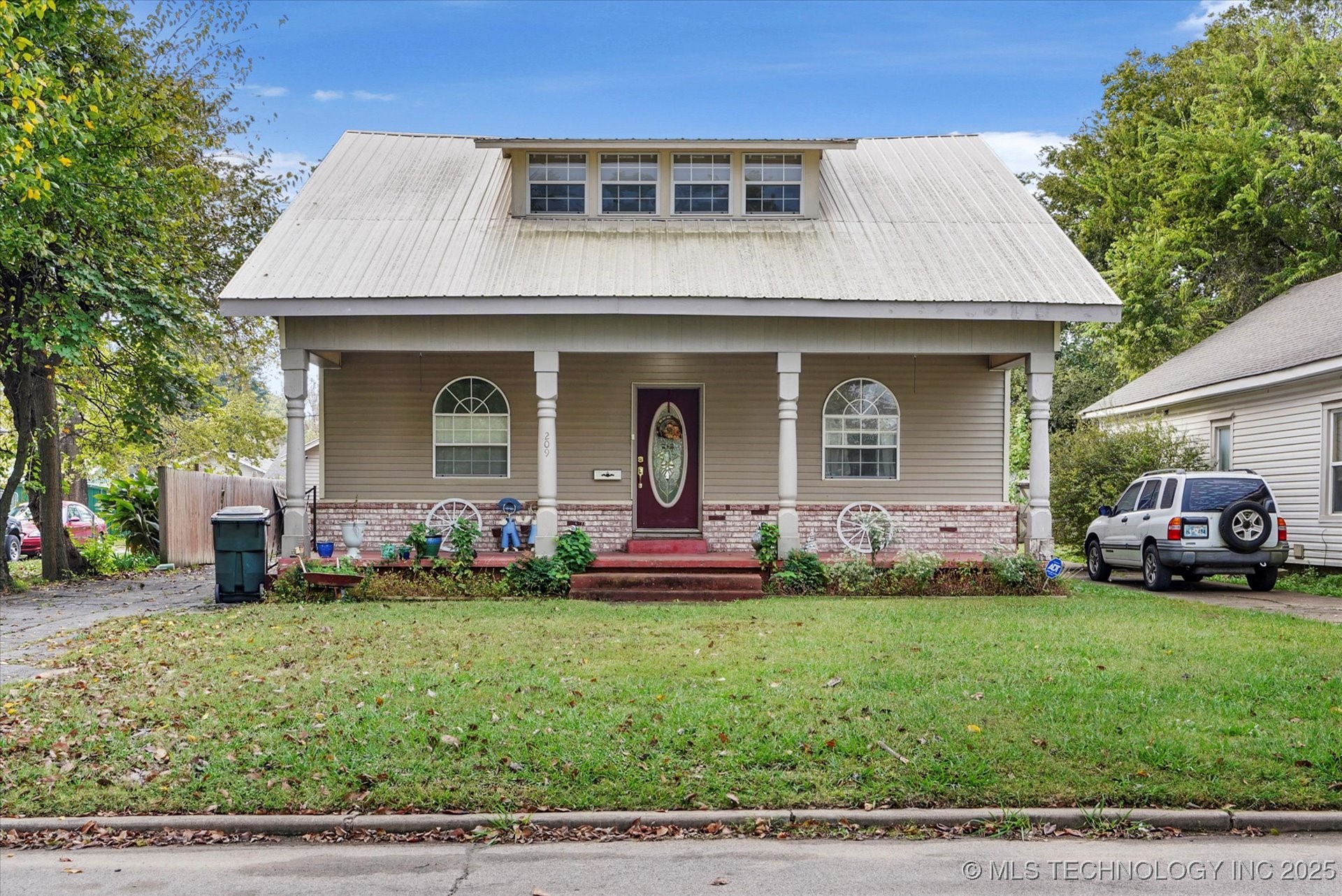 209 W 3rd Street Property Photo 1