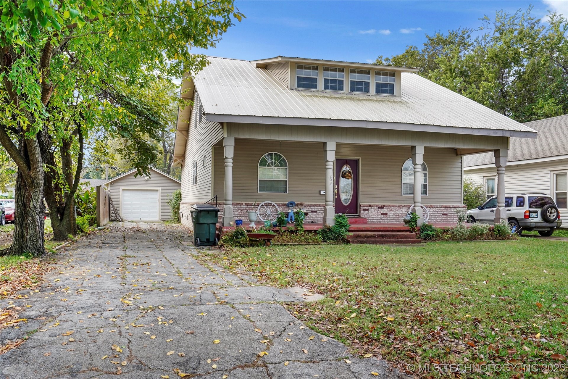 209 W 3rd Street Property Photo 2