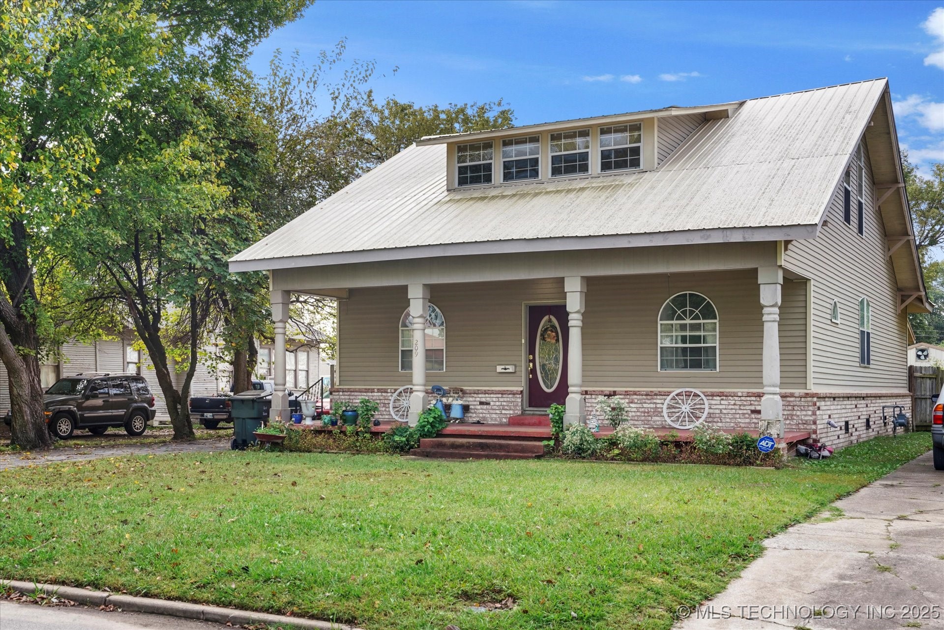 209 W 3rd Street Property Photo 3