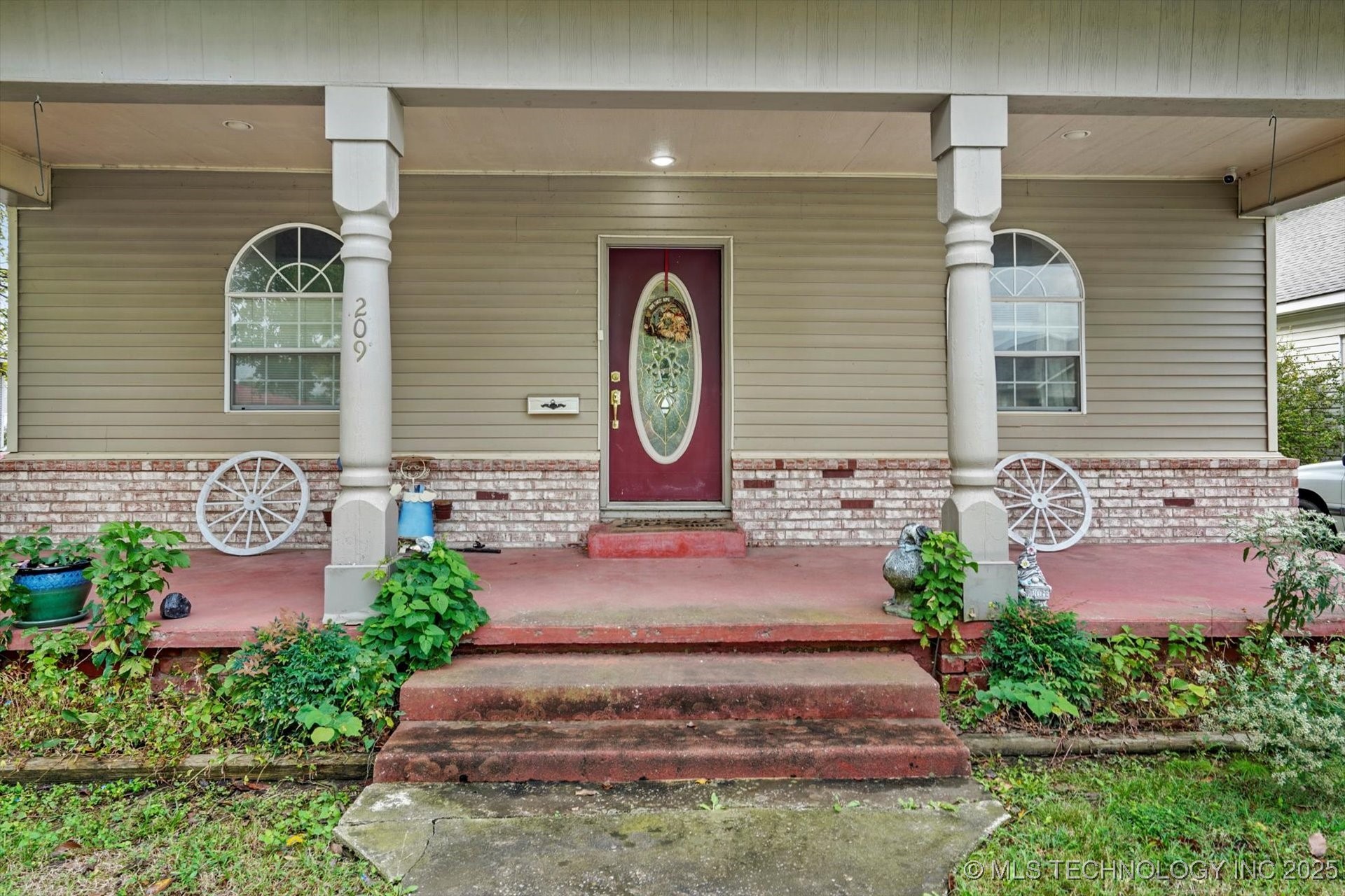 209 W 3rd Street Property Photo 4