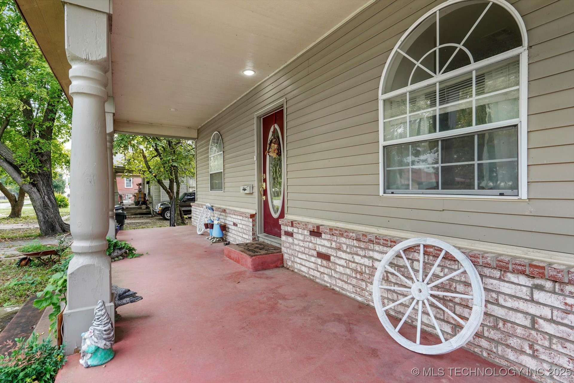 209 W 3rd Street Property Photo 5