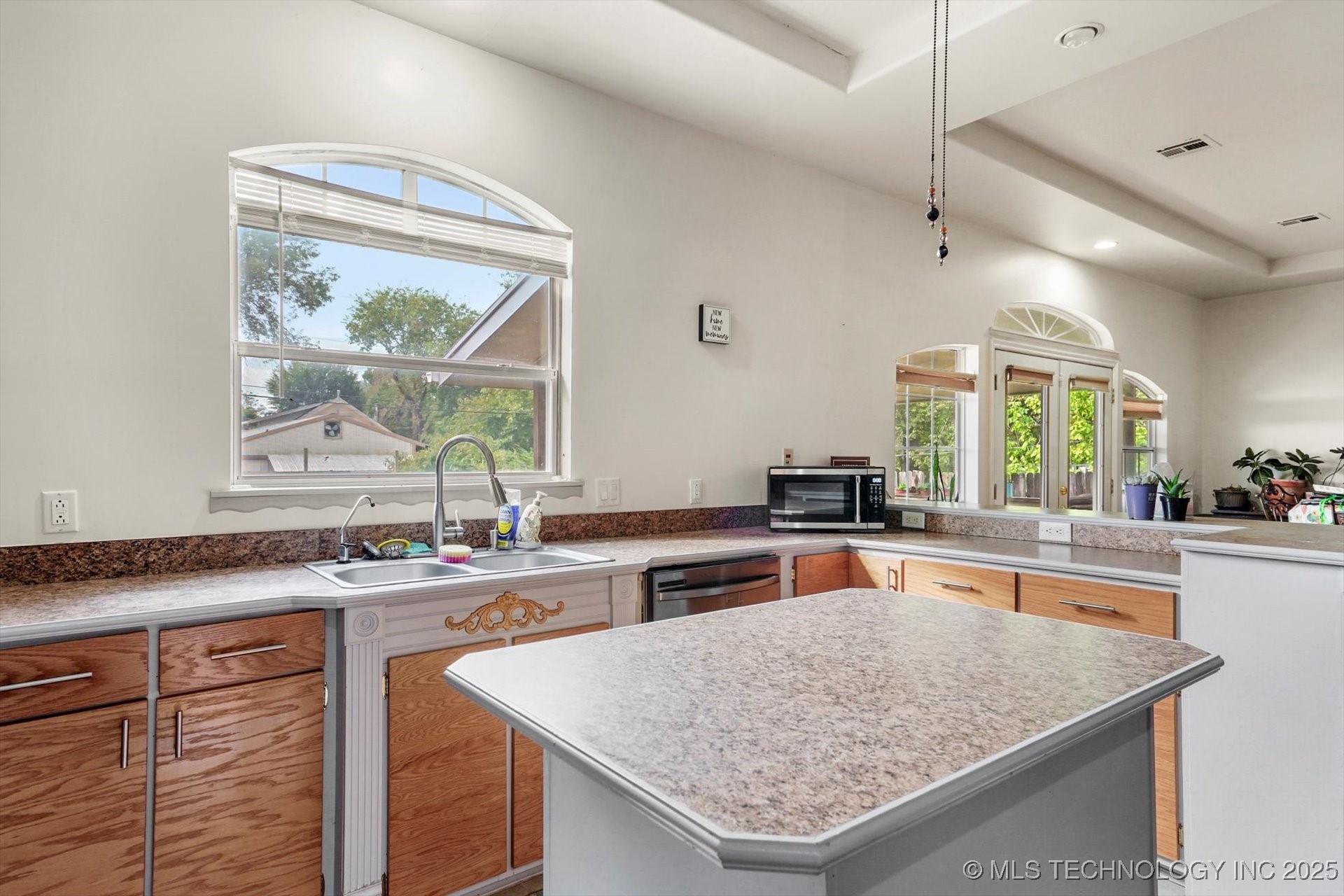 209 W 3rd Street Property Photo 16