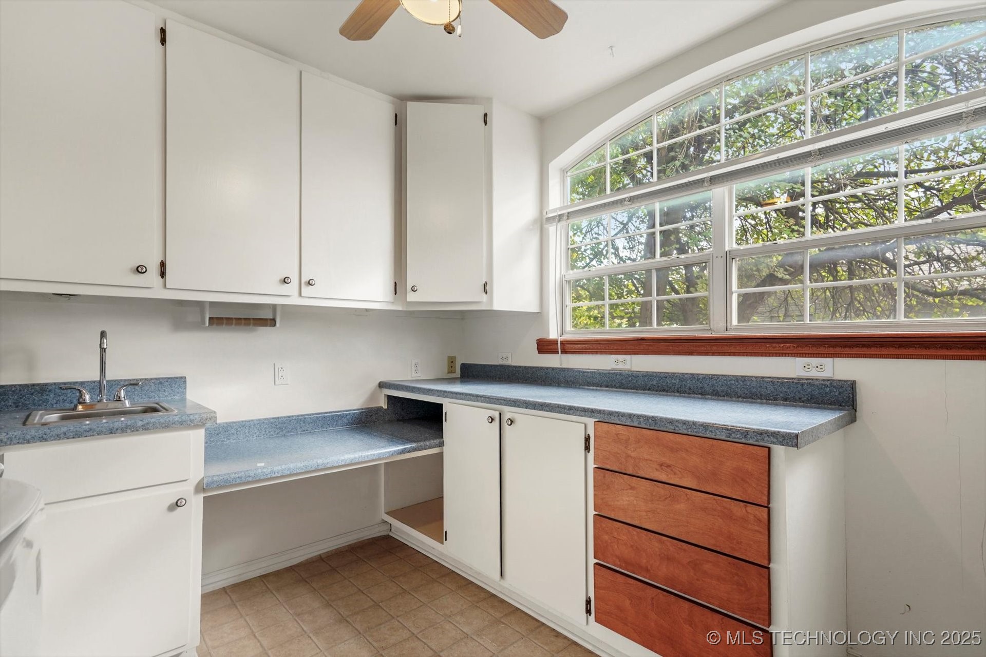 209 W 3rd Street Property Photo 21