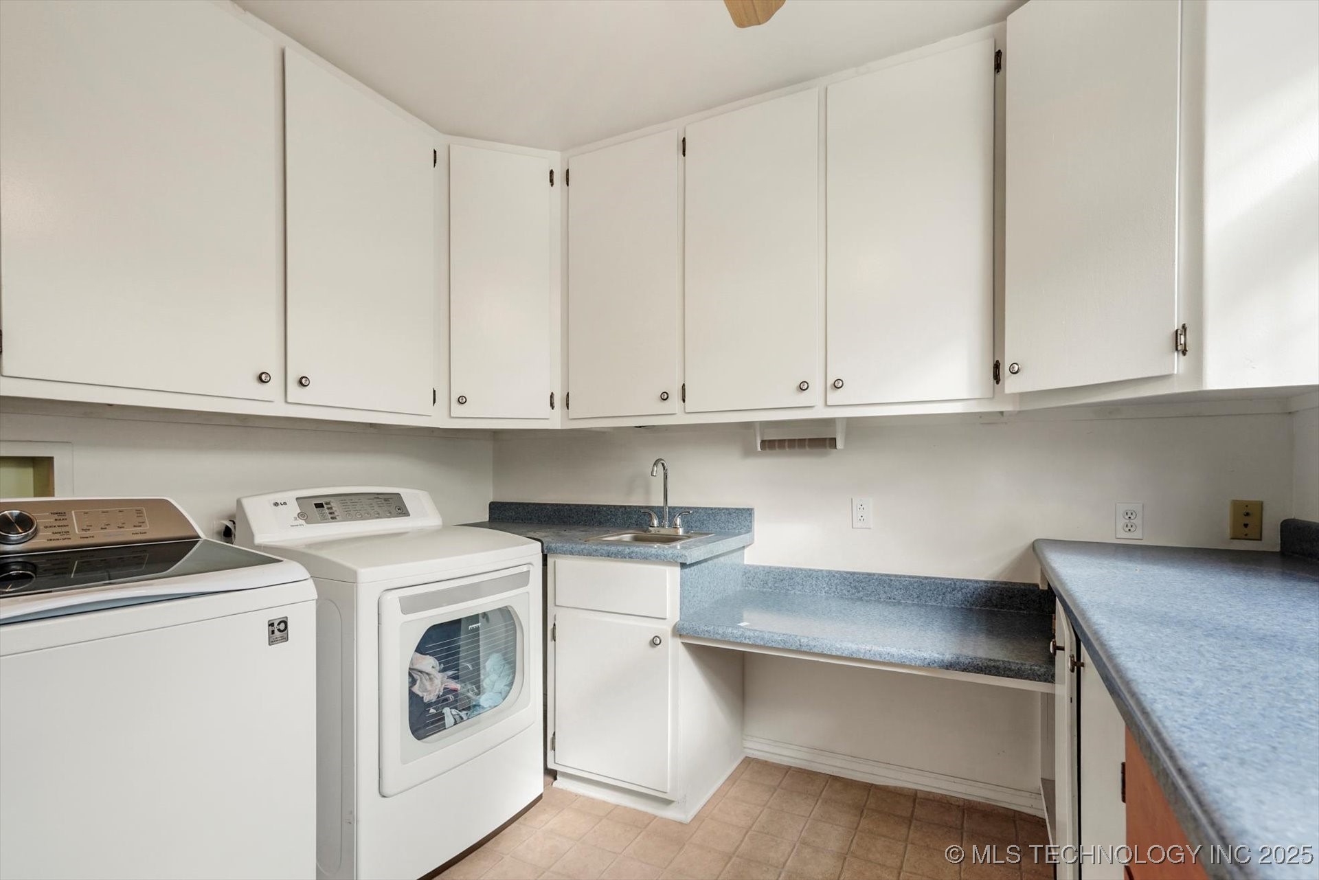 209 W 3rd Street Property Photo 22