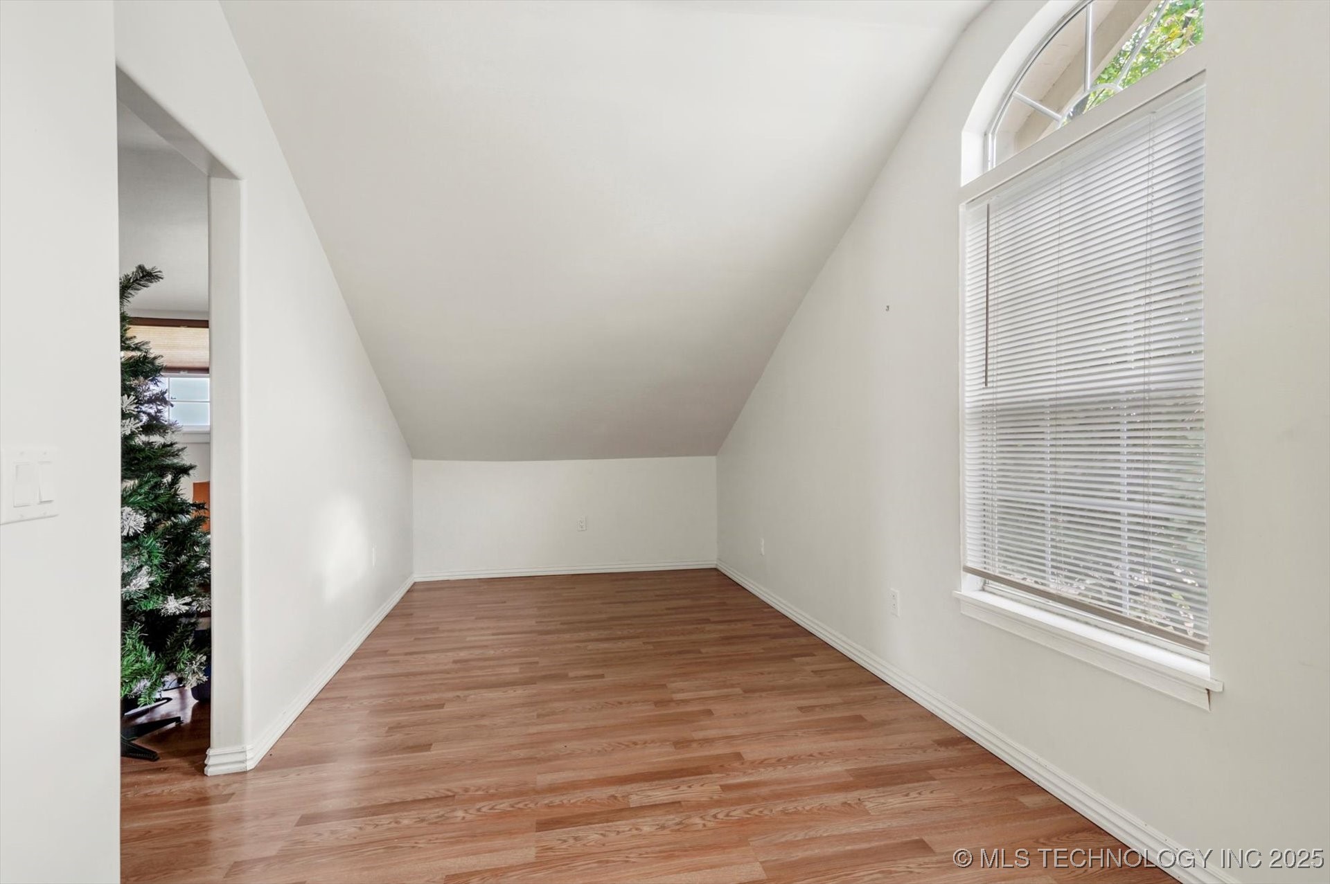 209 W 3rd Street Property Photo 25