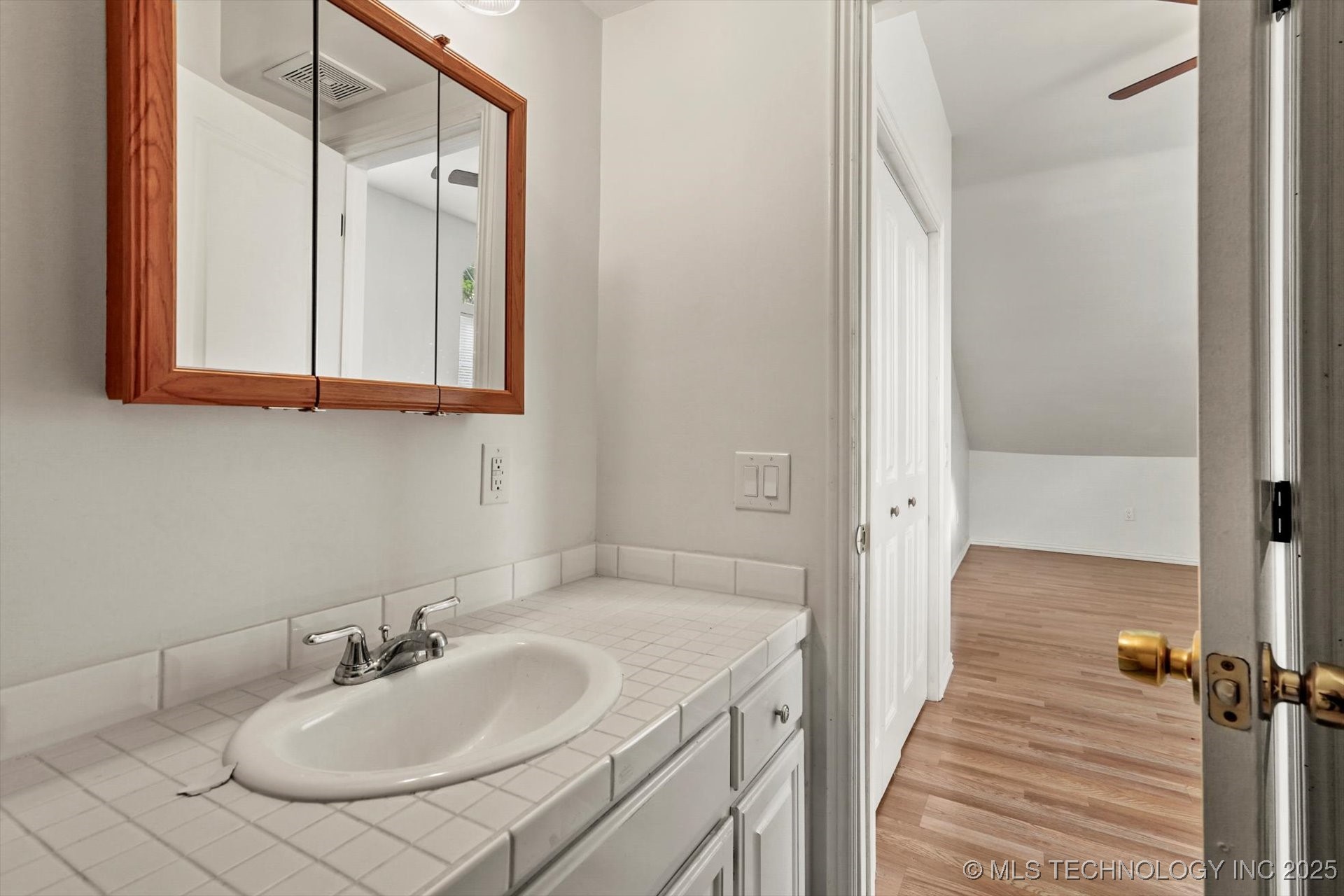 209 W 3rd Street Property Photo 28