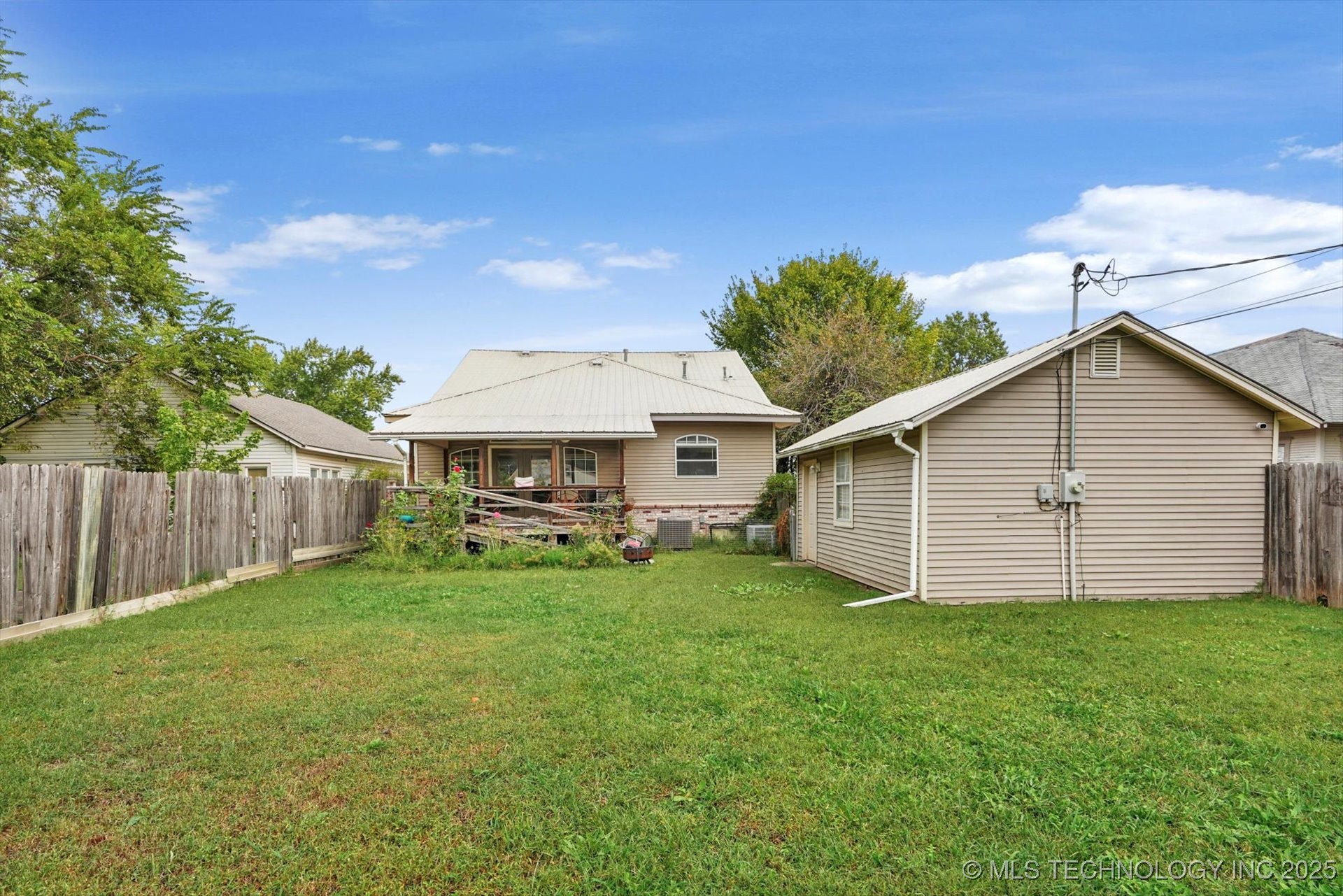 209 W 3rd Street Property Photo 32