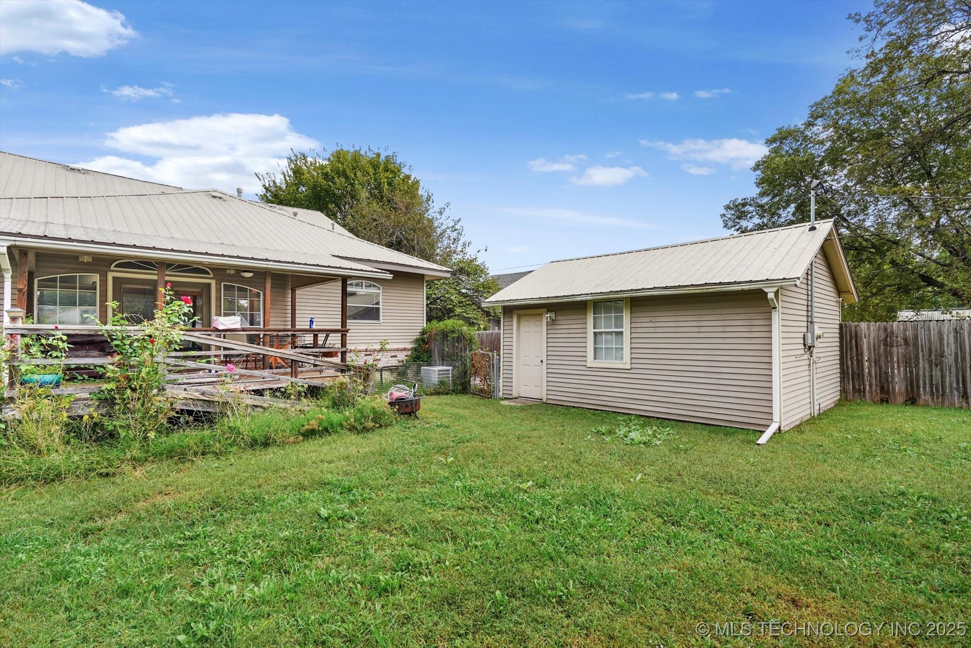 209 W 3rd Street Property Photo 33