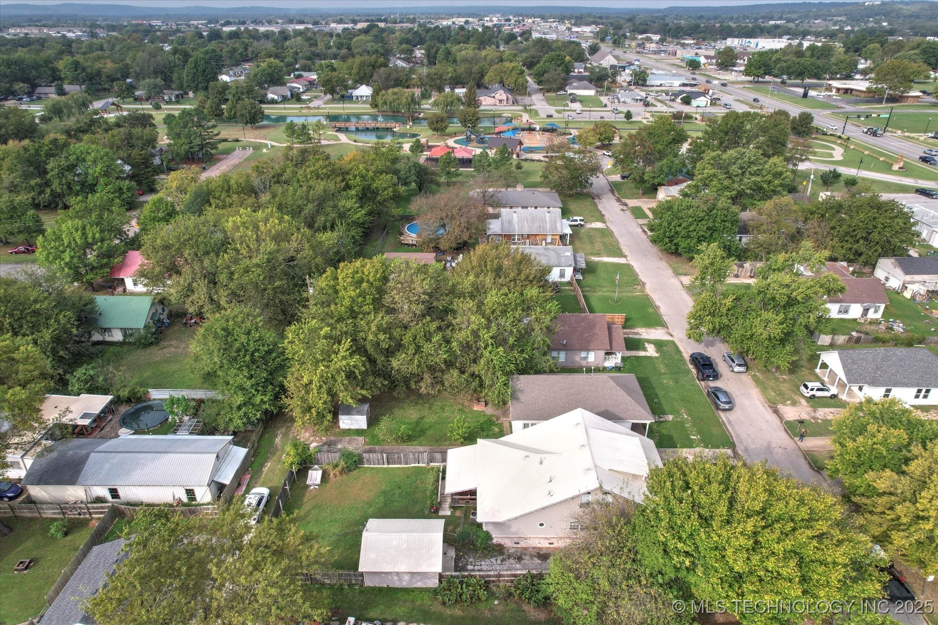 209 W 3rd Street Property Photo 37