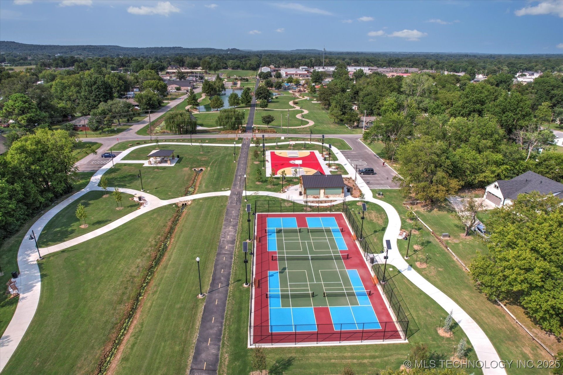 209 W 3rd Street Property Photo 42