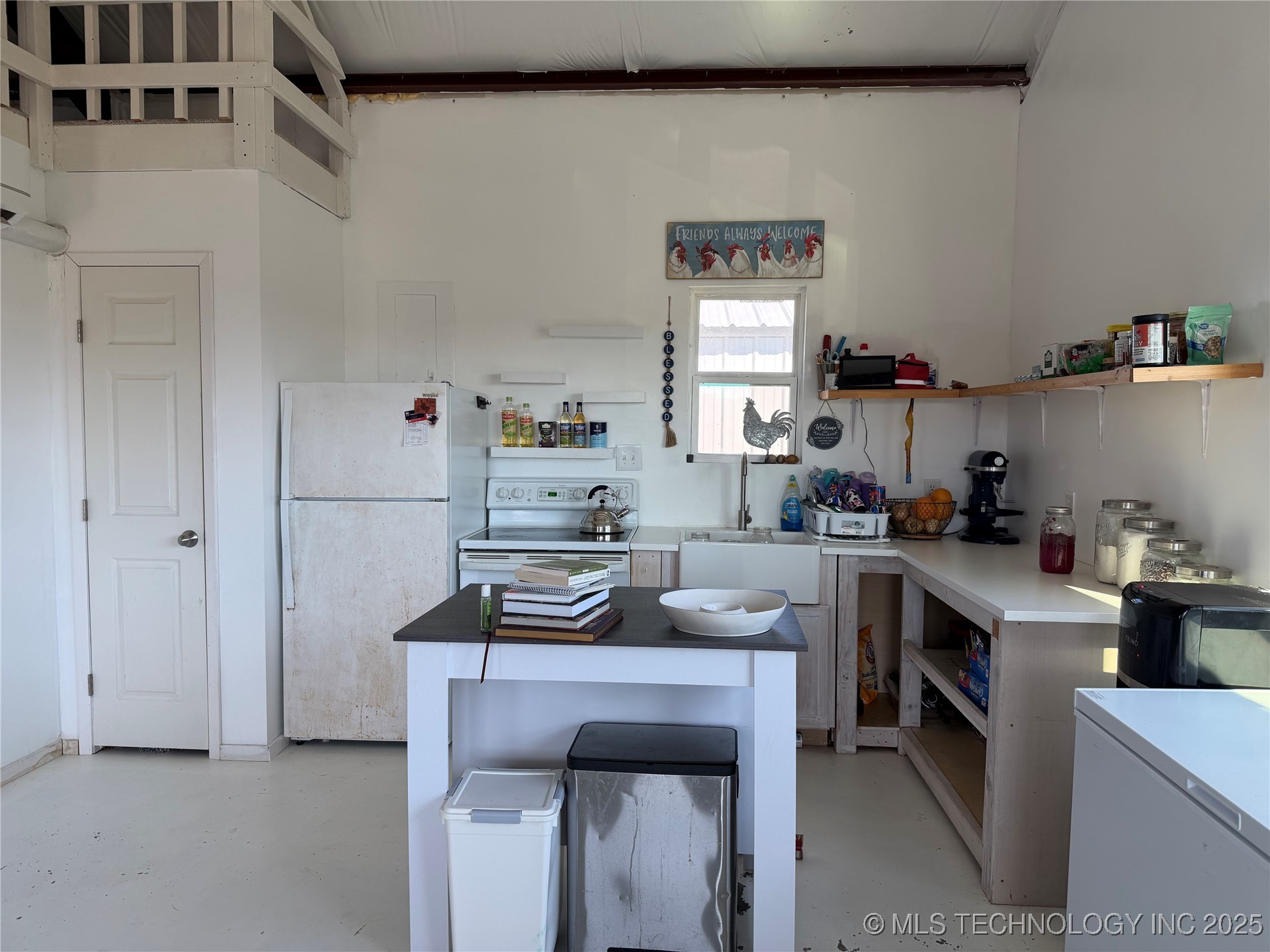 226 N 4160 Road Property Photo 2