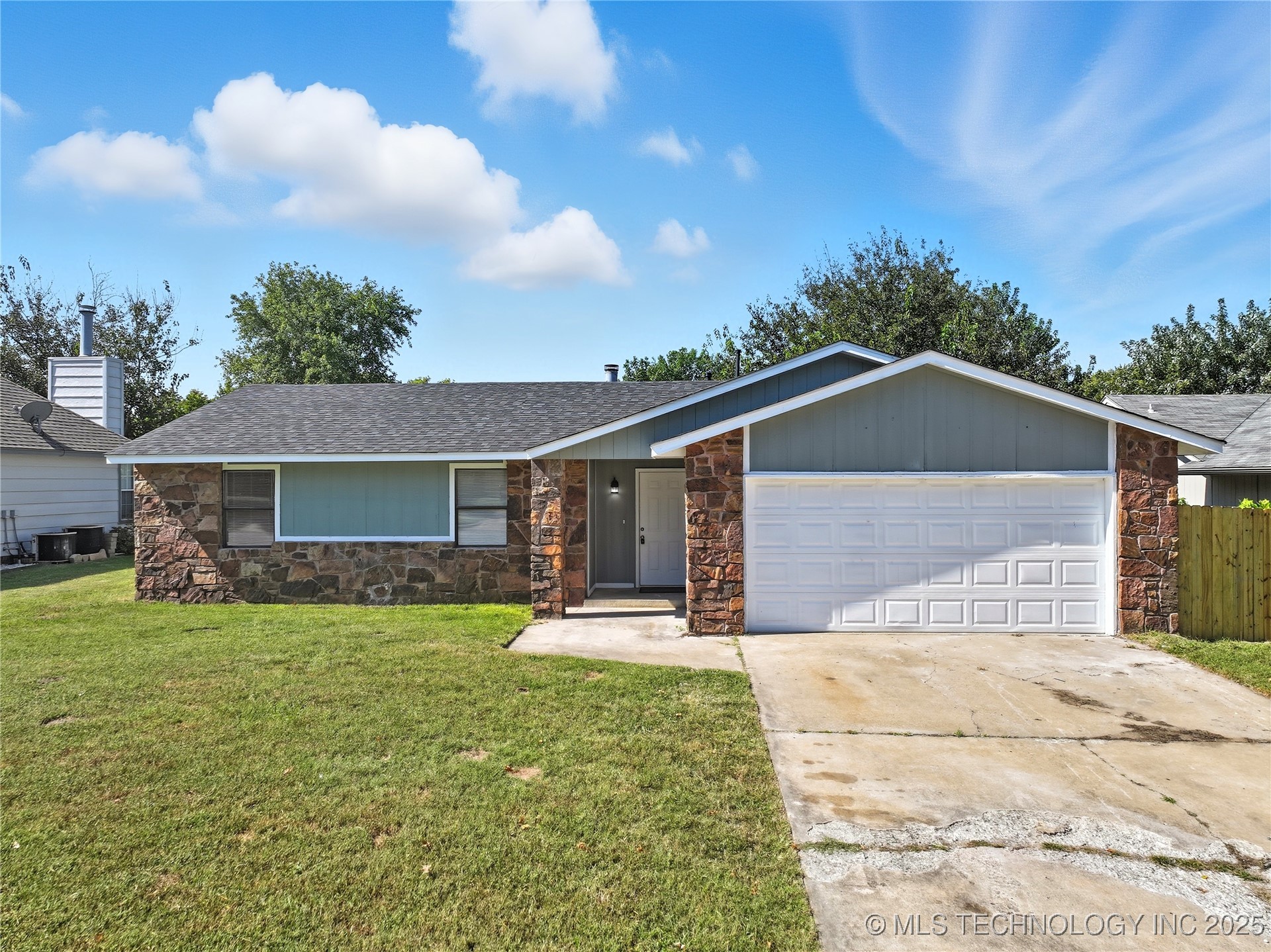 2906 S Narcissus Place Property Photo 1